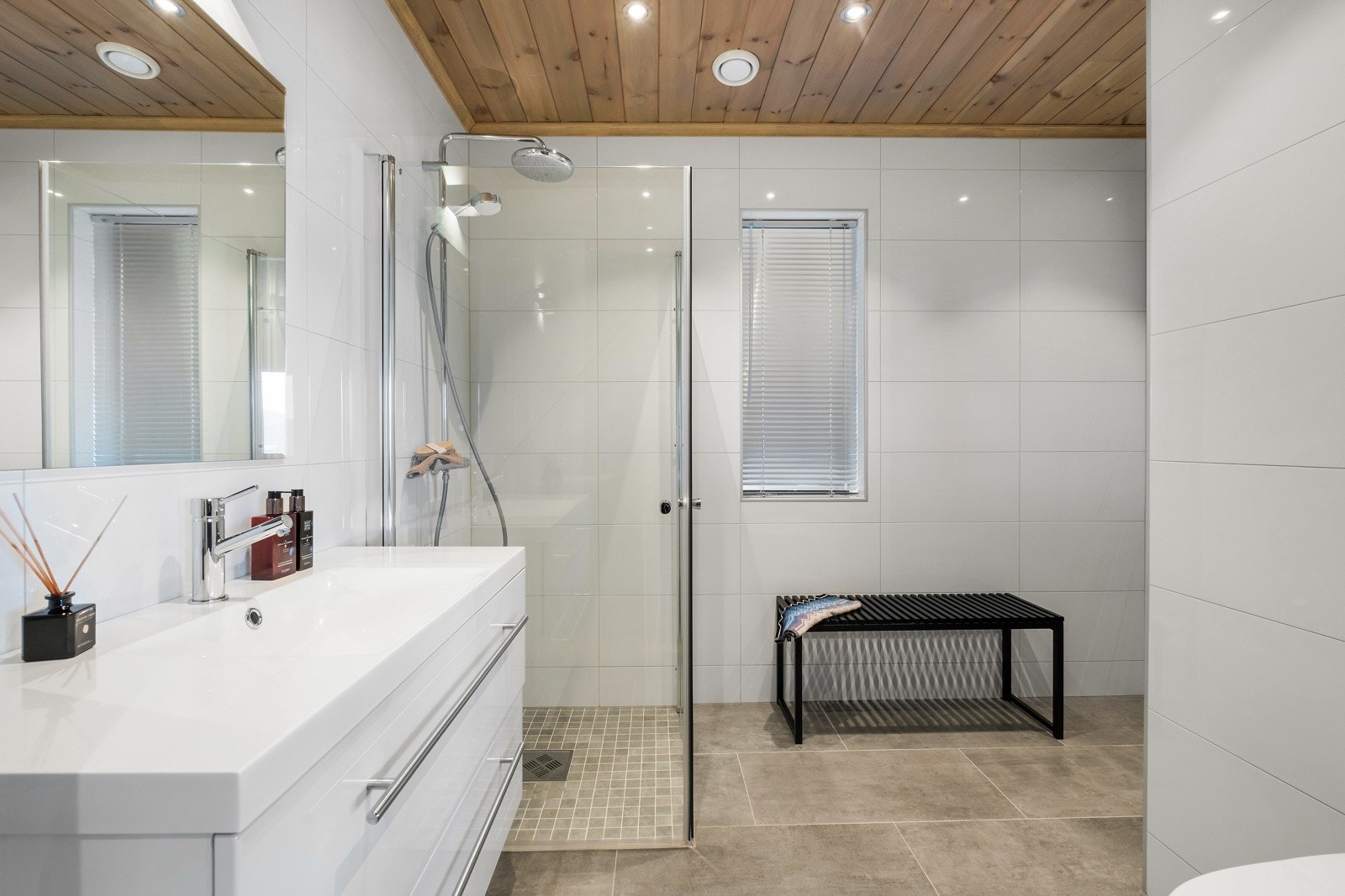 Bad 2 - Også dette med dusjhjørne, vegghengt toalett, baderomsmøblement og opplegg for vaskemaskin Galleribilde