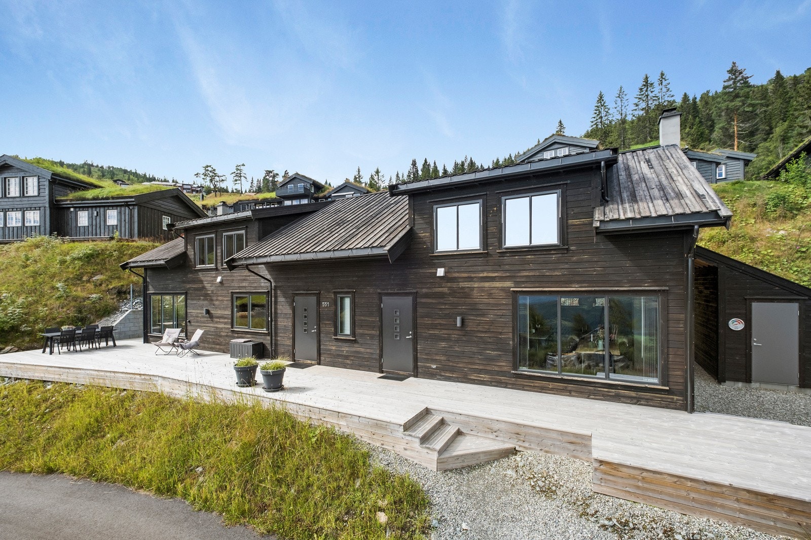 Hytten har utmerket beliggenhet, med Ski in - Ski out og nydelig utsikt Galleribilde