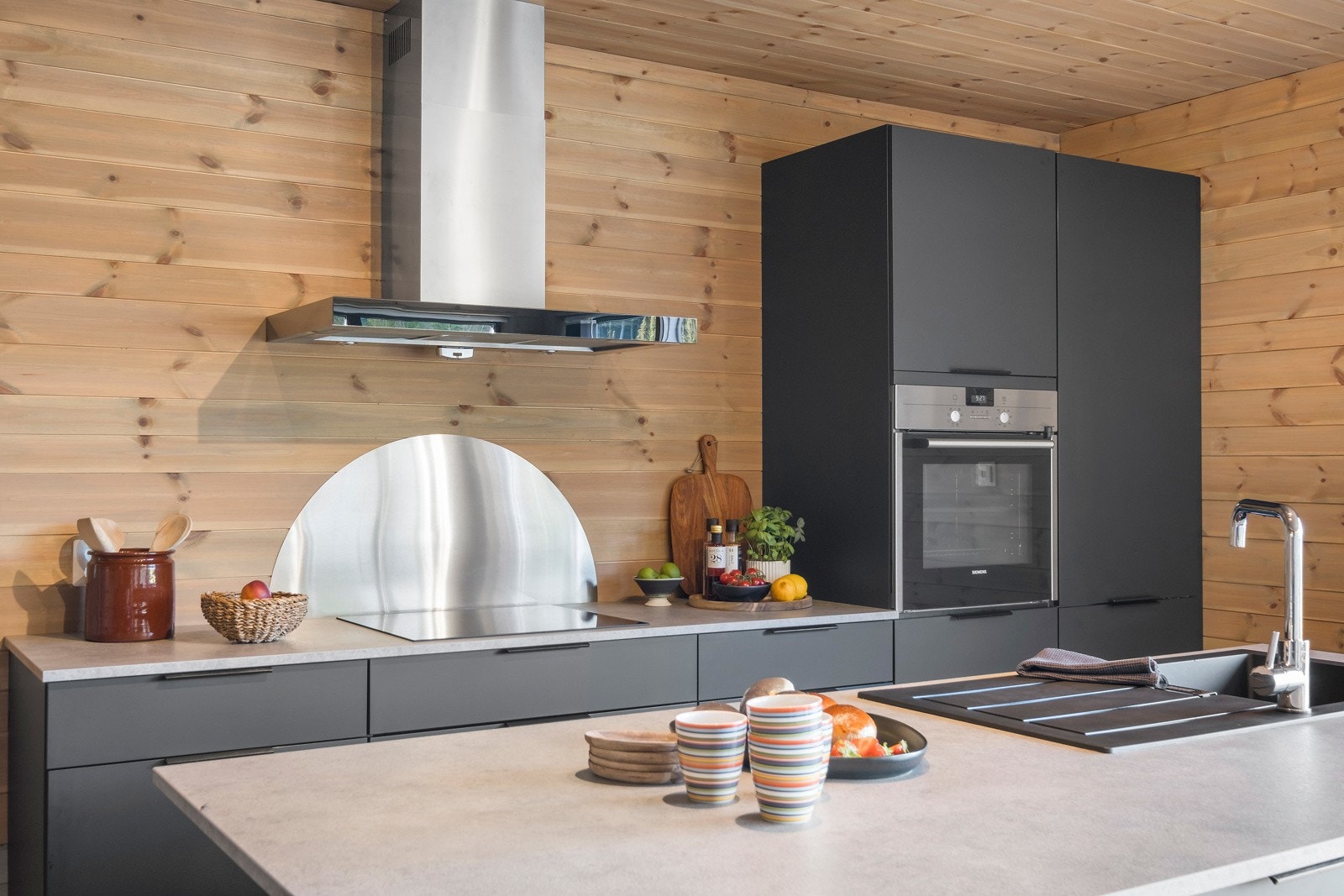 Kjøkkenøy med strøm og integrert vask Galleribilde