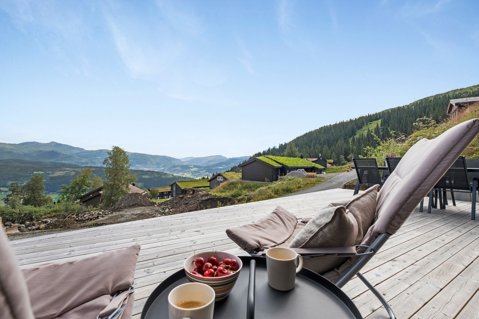Flott utsikt fra terrassen. Det bygges en hytte foran her, men mønehøyden på den blir på nivå med gulvet her. VIl derfor ikke påvirke utsikten. Galleribilde