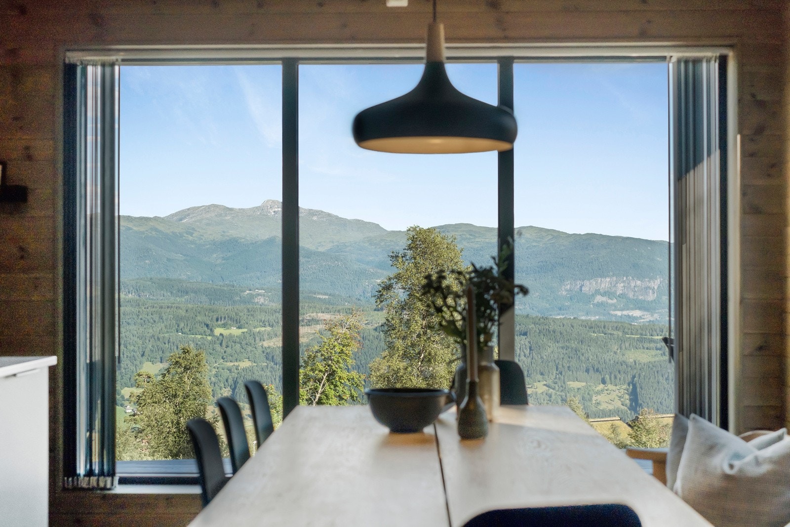 God plass til sofagruppe og stor spisestue Galleribilde