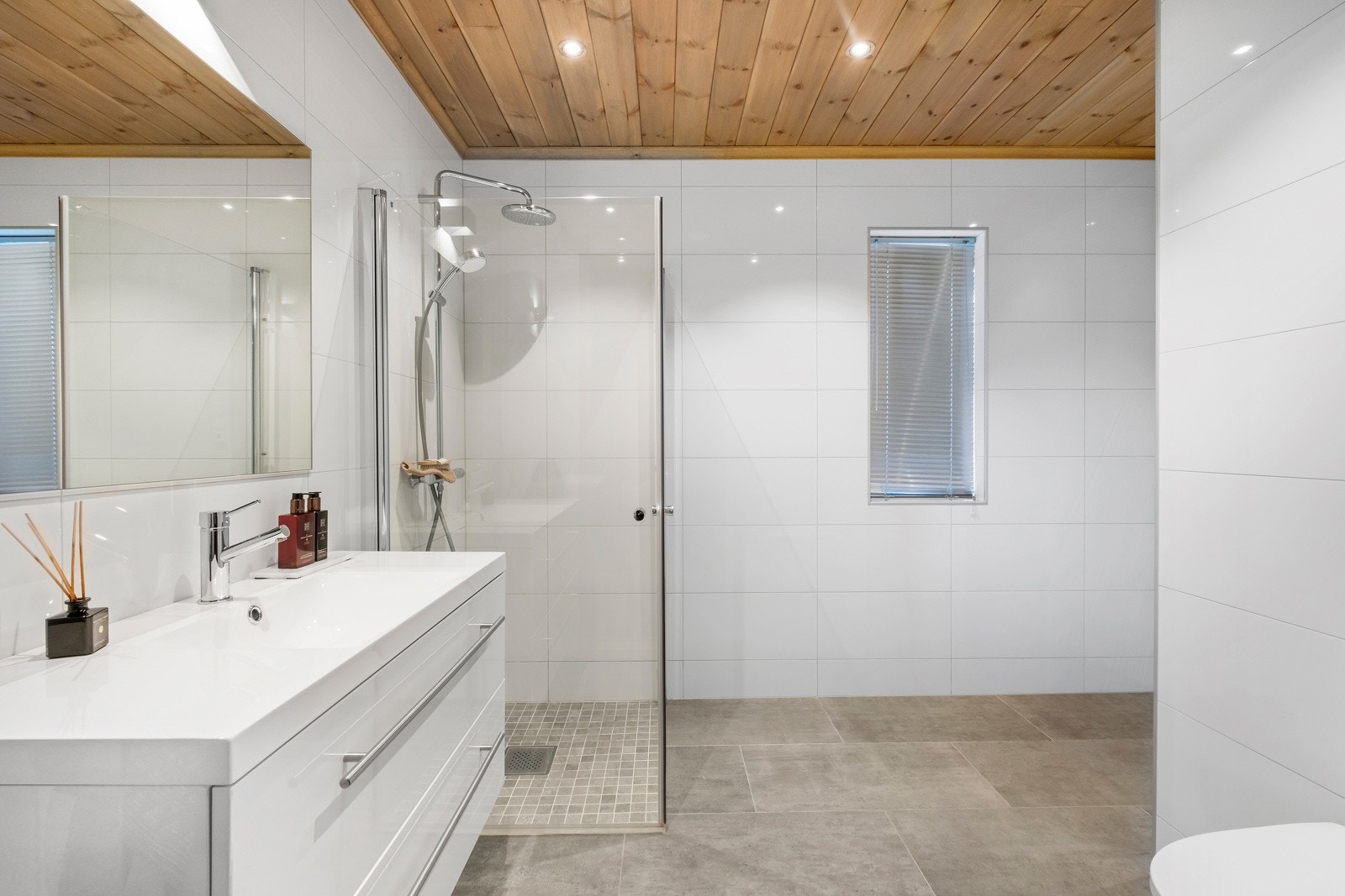 Begge bad har delikate fliser, dusjhjørne, vegghengt toalett og opplegg for vaskemaskin Galleribilde