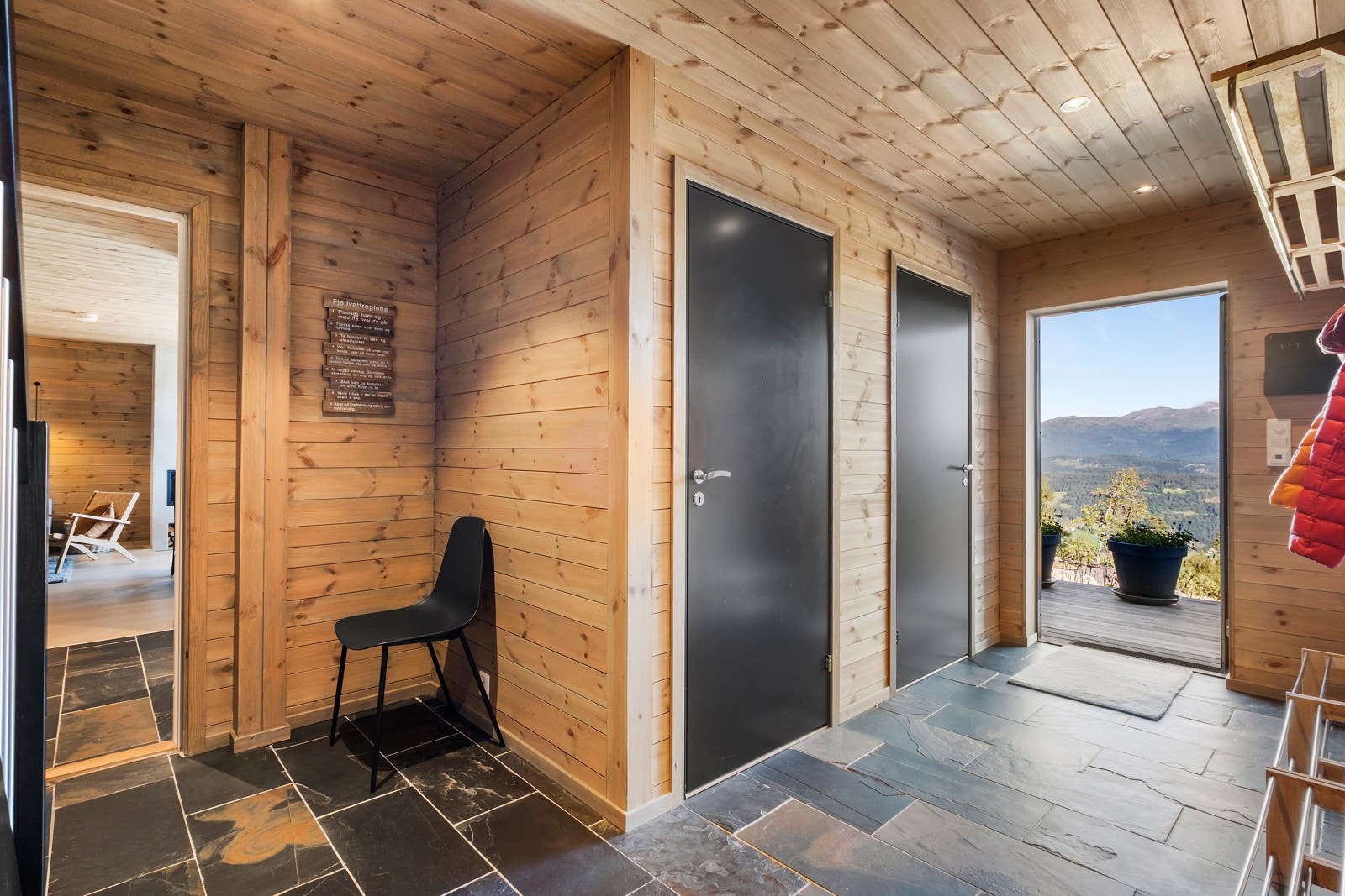 Rosmlig inngangsparti med WC-rom like innenfor døren Galleribilde