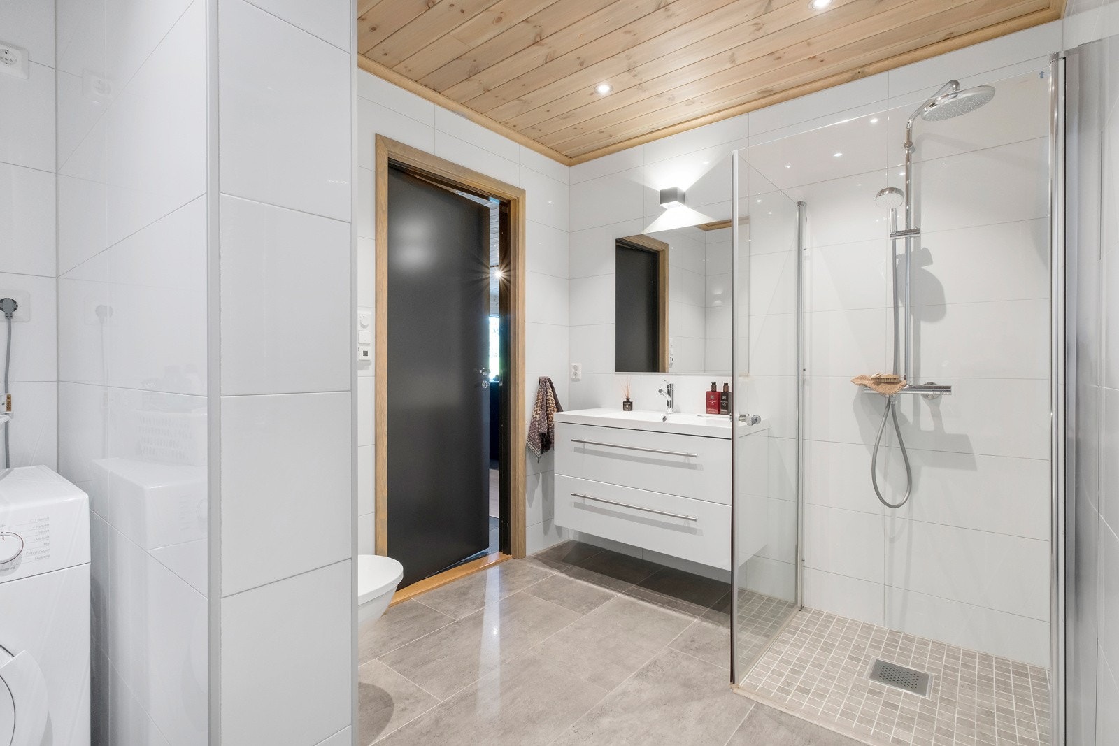 Hytten har 2 bad + WC-rom Galleribilde