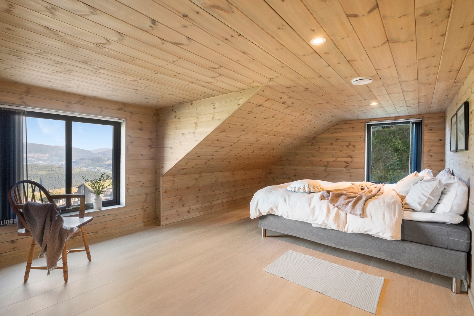 Soverom 3. Loftetasjen er ikke målbart areal pga takhøyde. Men store fine rom gjør at den oppleves fullverdig Galleribilde