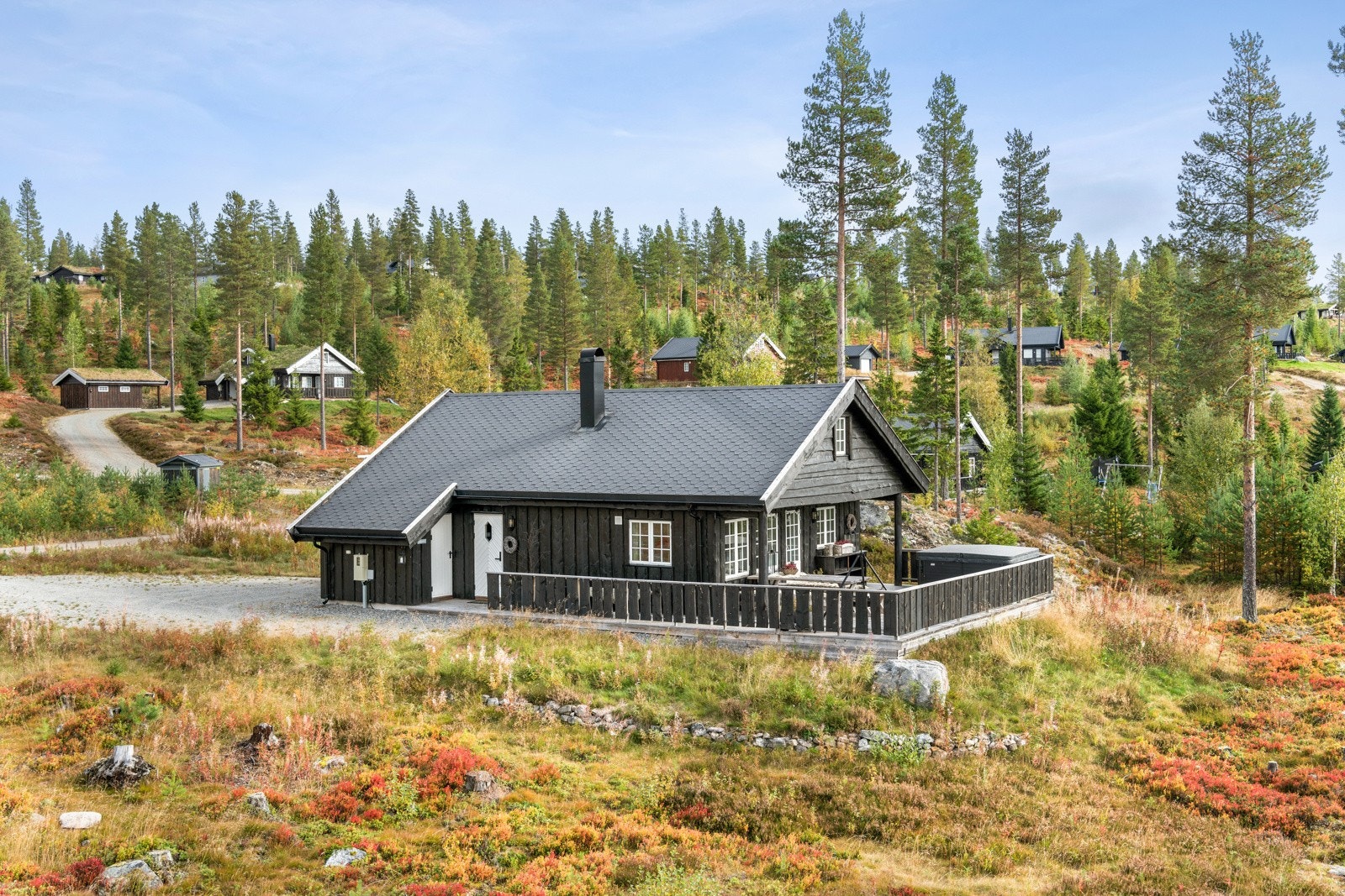 Her bor du med enkel adkomst til alt Furutangen kan by på. Øverst i veien er det gangsti til Mattisstua. Galleribilde