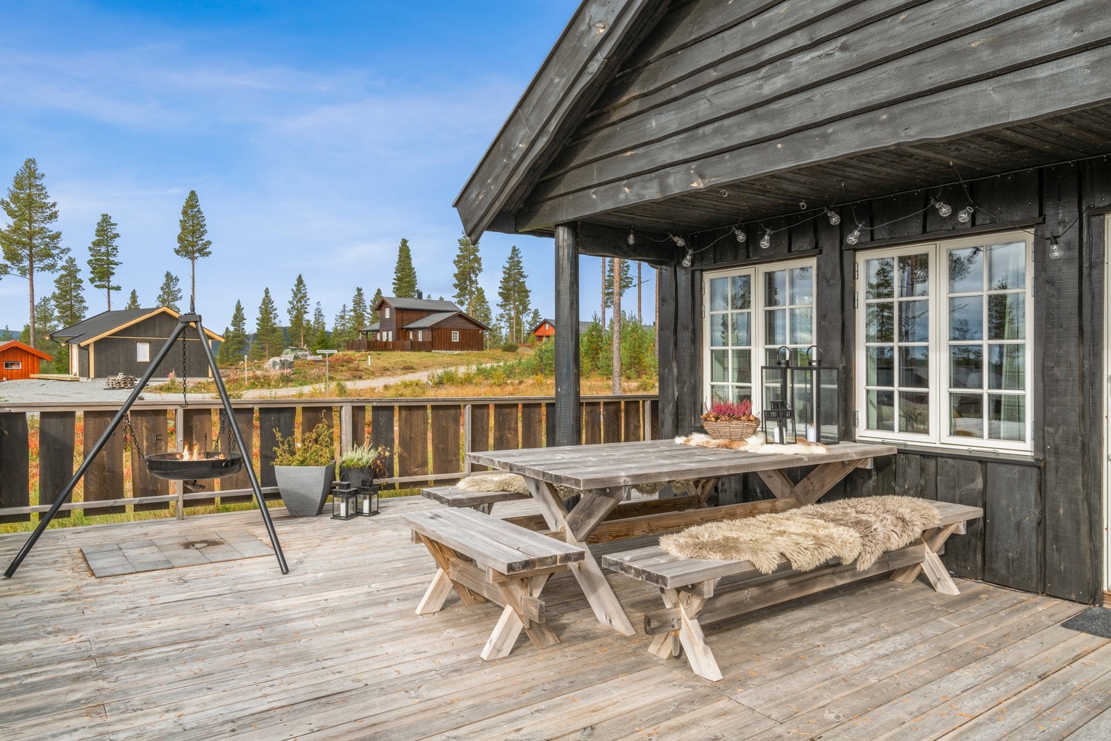 Den store terrassen er sørvendt og har fine solforhold. Her ute er det flott utsikt, jacuzzi, samt plass til bålpanne og flere sittegrupper. Jacuzzi medfølger i salget. Ny for ca 2 år siden. Galleribilde