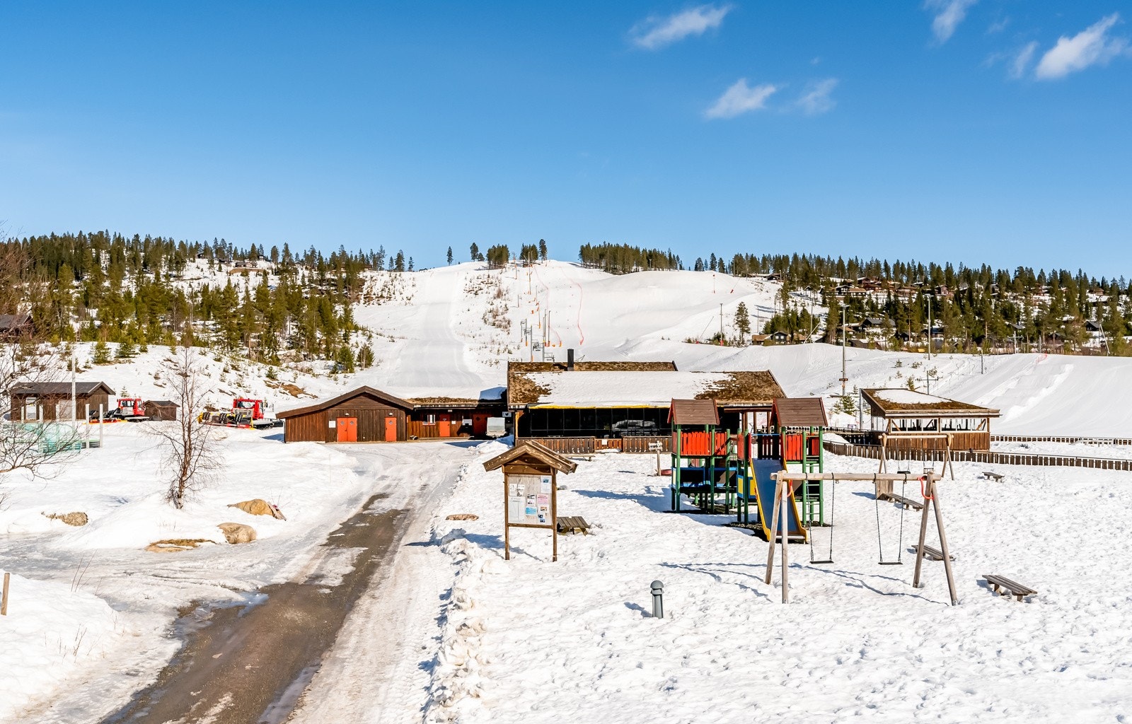 I kort radius fra hytta ligger alpinanlegget og Mattisstua som arrangerer sosiale arrangementer gjennom hele året. Mattisstua har også en populær takeaway med pizza Galleribilde