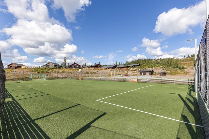Ved Mattisstua er det lekeområder og en populær ballbinge. Galleribilde