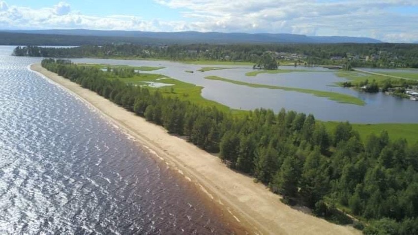Fantastiske Osensjøen med en populær sandstrand og mye båtliv. Her kan du også padle eller bruke Sup. Galleribilde