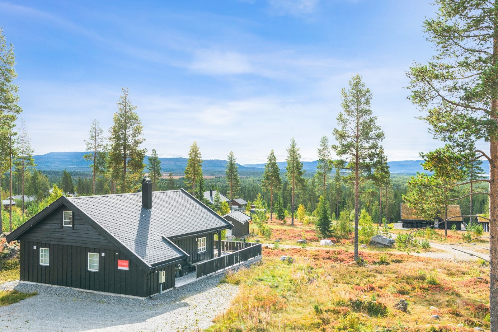 Velkommen til denne velholdte og koselige hytta i Øvre Rådelsmyra 2. Hytta ligger på en stor utsiktstomt med vidstrakt utsikt mot Osensjøen og naturområdene rundt. Galleribilde