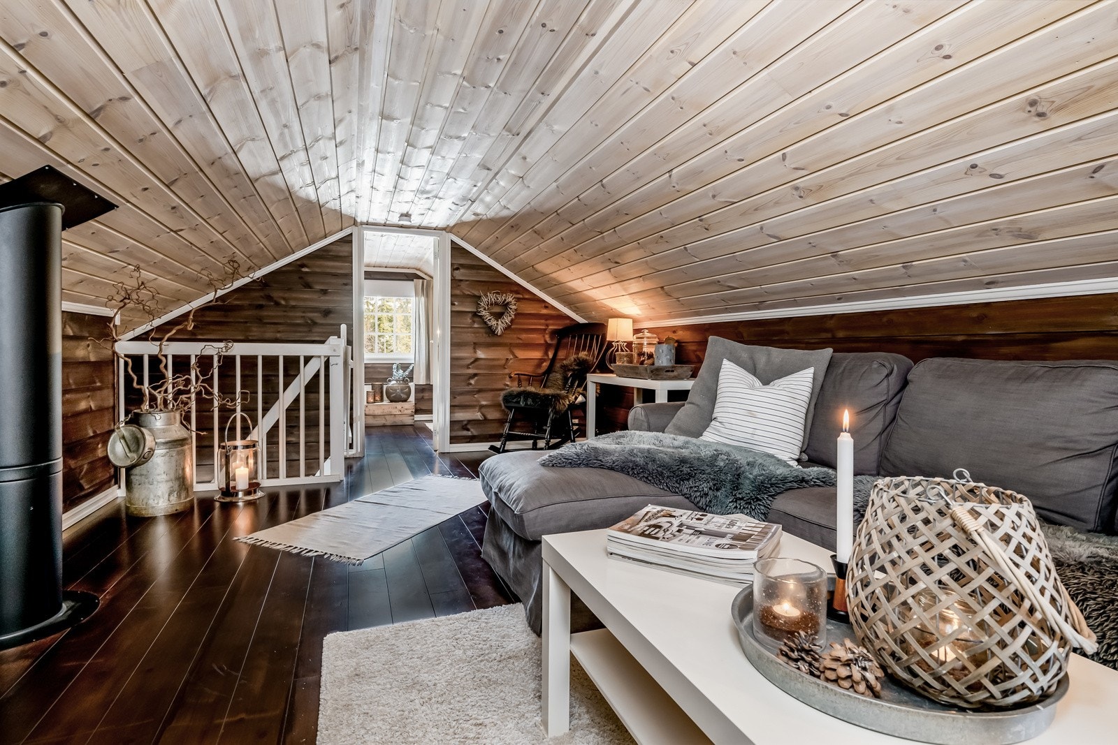 Hemsen er ypperlig for deg med barn eller ungdom i huset som ønsker eget oppholdssted. Her er det innredet loftstue og to gjesterom. Etasjen har ikke målbart areal grunnet takhøyde. Galleribilde