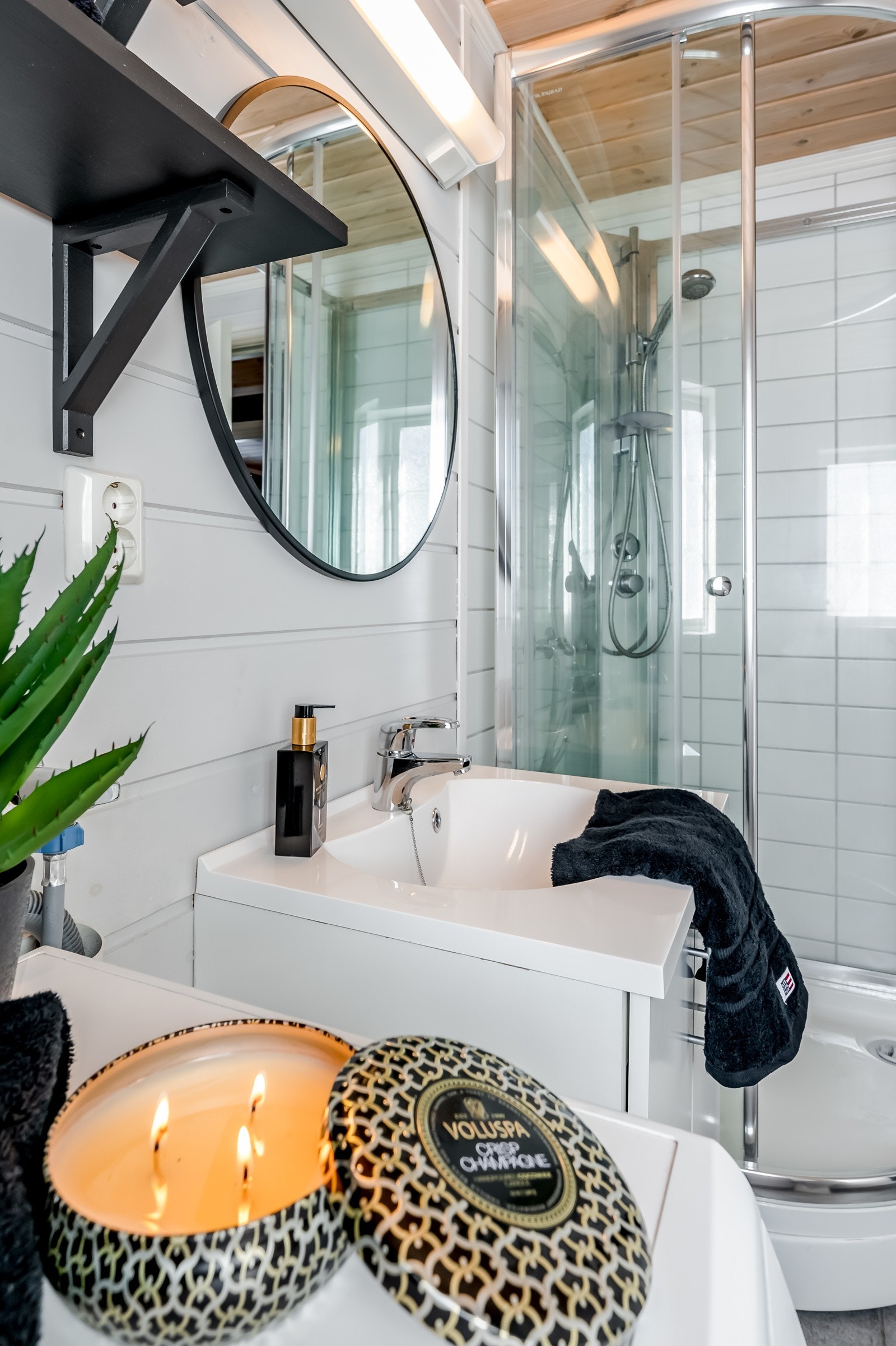 Badet har opplegg for vaskemaskin og en moderne innredning med speil og belysning over. Galleribilde