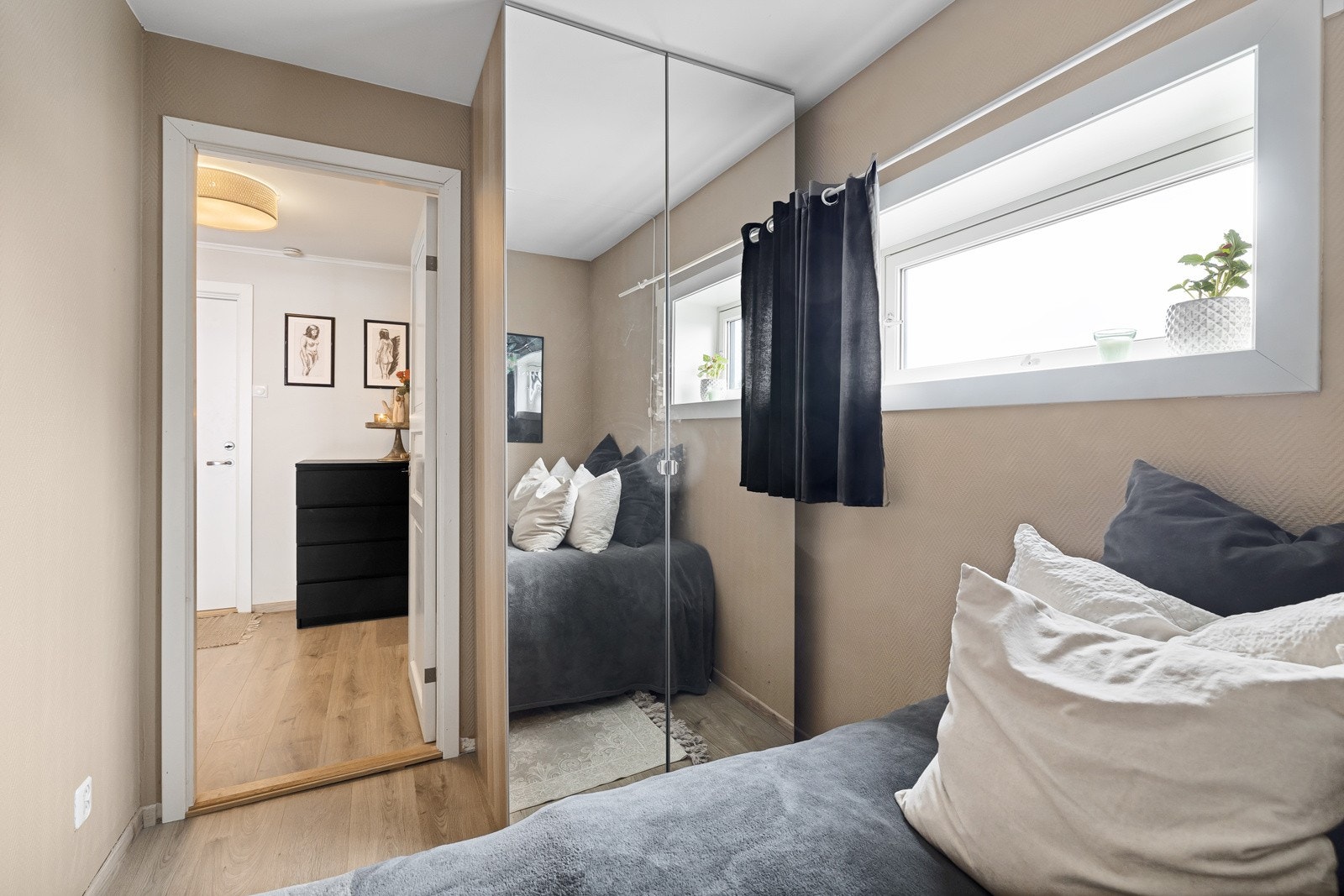 Soverom 2 utgjør et fint ekstra rom som kan fungere som gjesterom, kontor/hobbyrom eller barneværelse. Galleribilde