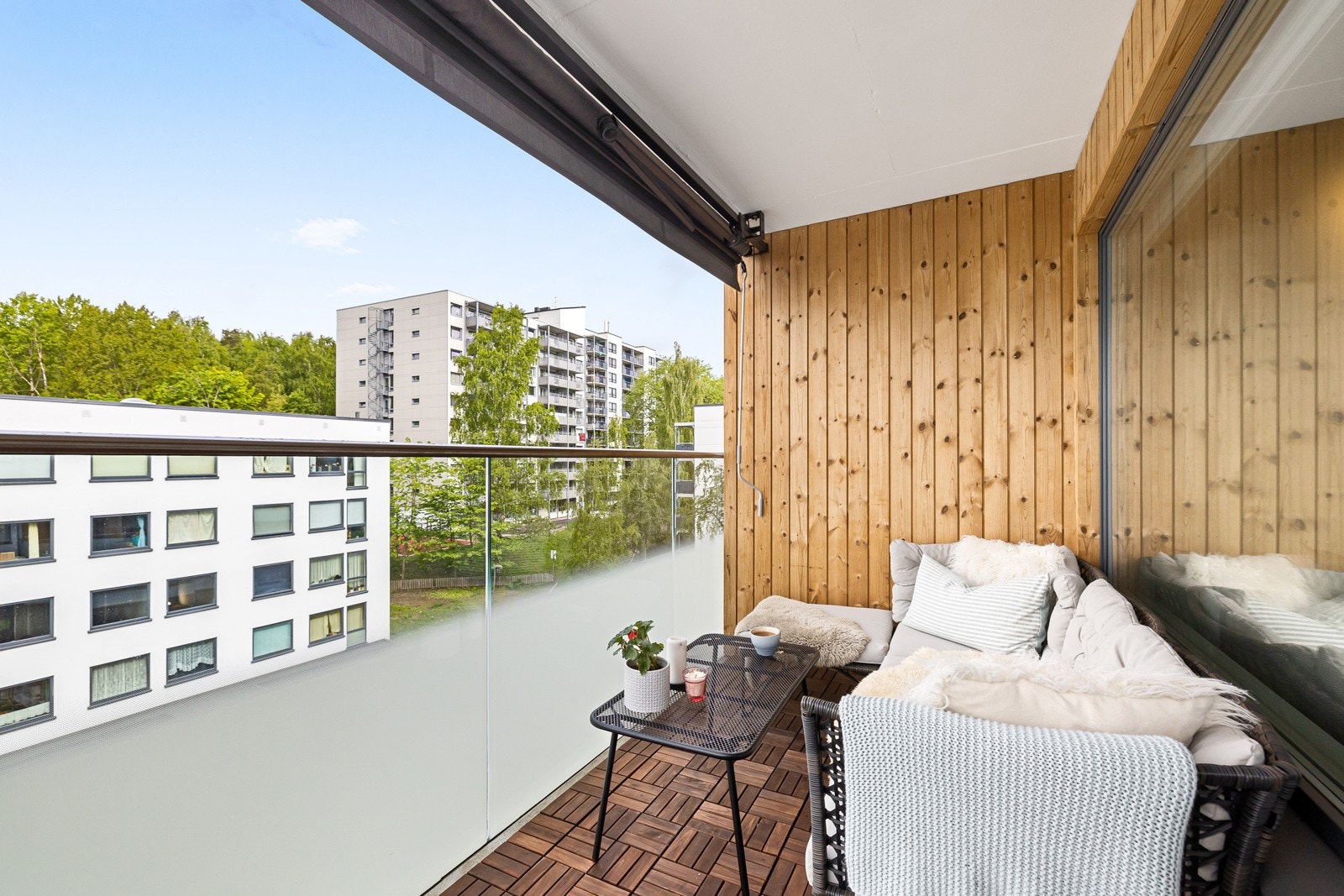 Leiligheten ligger høyt og fritt i 4. etasje med fint glassrekkverk med frostet nedre del som gir fint utsyn og begrenset innsyn. Galleribilde