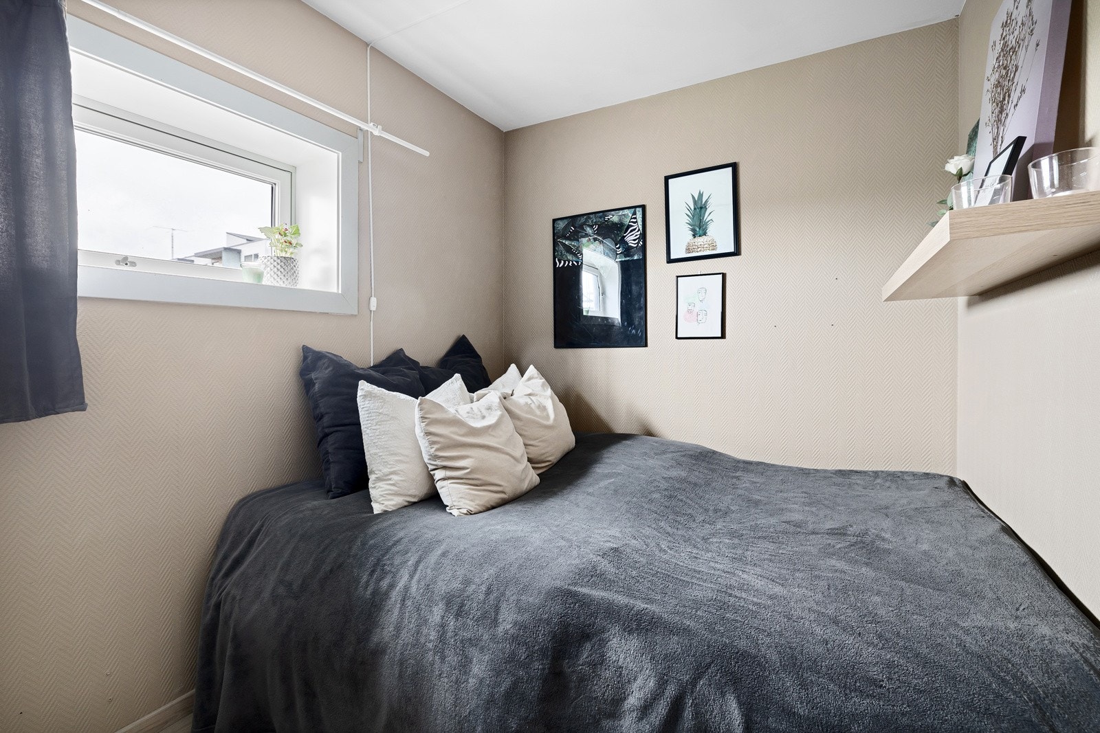 Leiligheten er en endeleilighet og har derfor dette ekstra vinduet i gavlvegg. Galleribilde