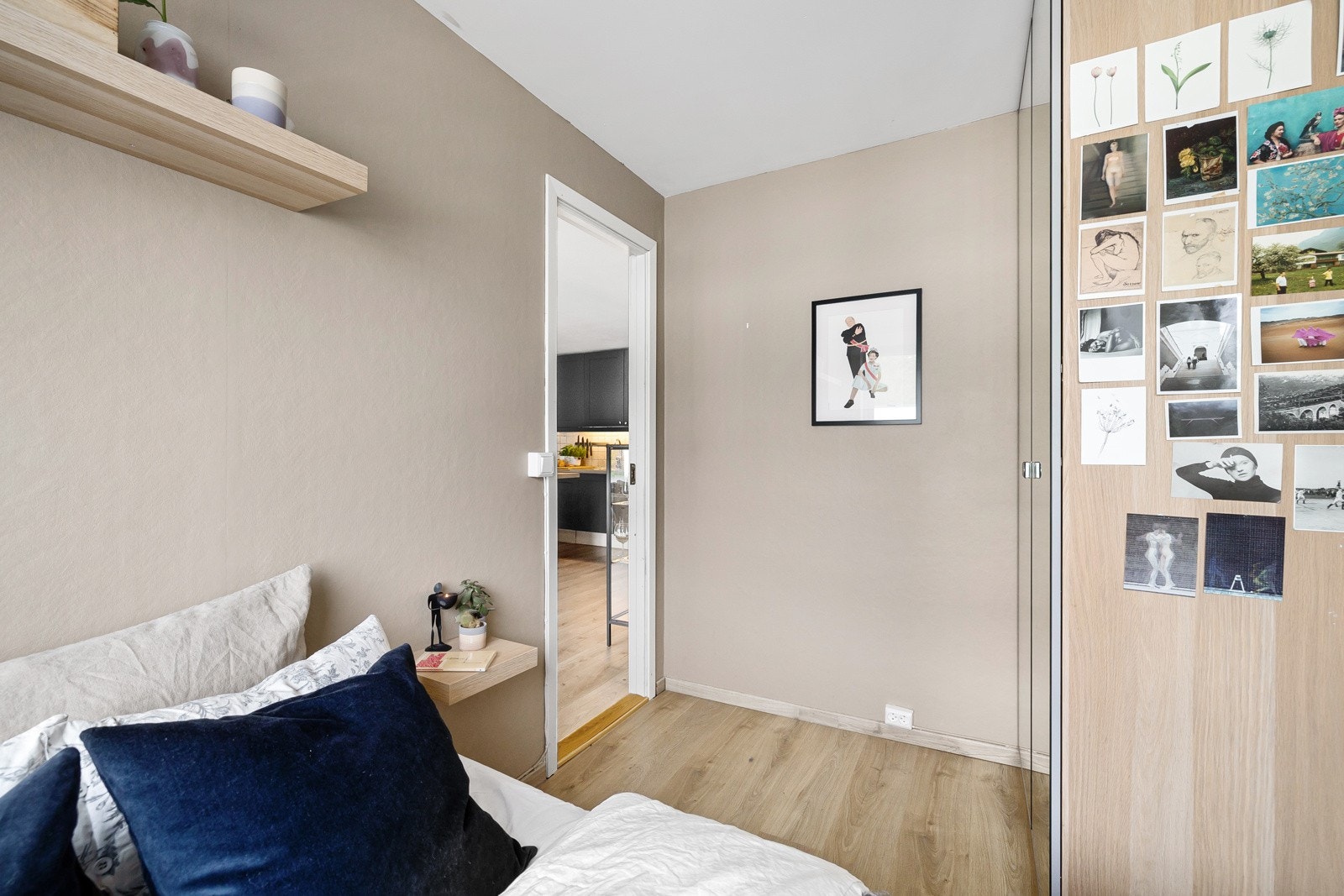 Begge soverom er innredet med medfølgende Pax garderobeskap. Galleribilde