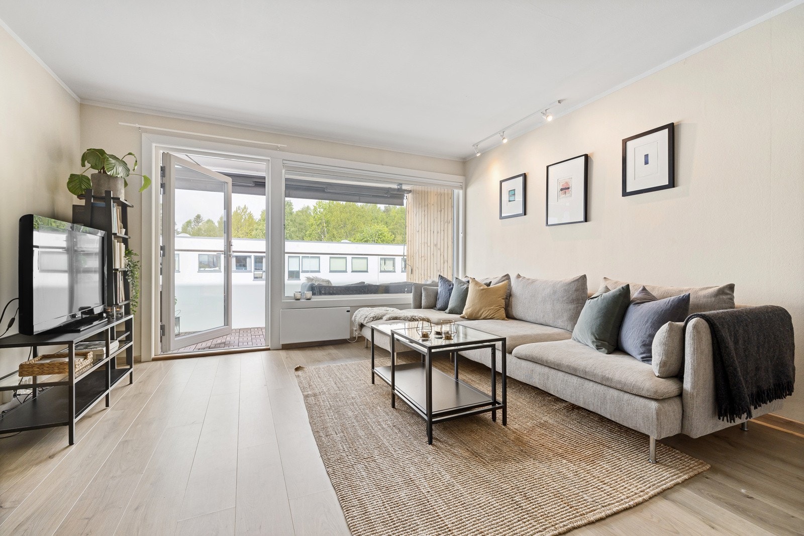 Leiligheten er påkostet med flislagt bad og røropplegg i 2018, laminatgulv og overflater i 2017 m.m., entrédør fra 2021, kjøkkenfronter malt i 2022. Galleribilde