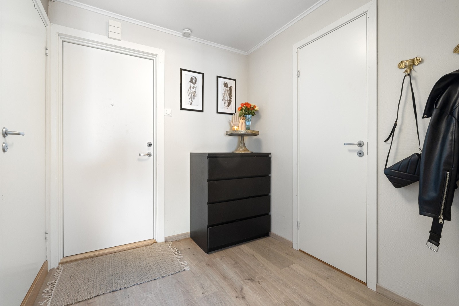 Lys og innbydende entré med plass til skoskap, knagger og diverse andre oppbevaringsløsninger. Entrédøren ble skiftet i 2021. Galleribilde