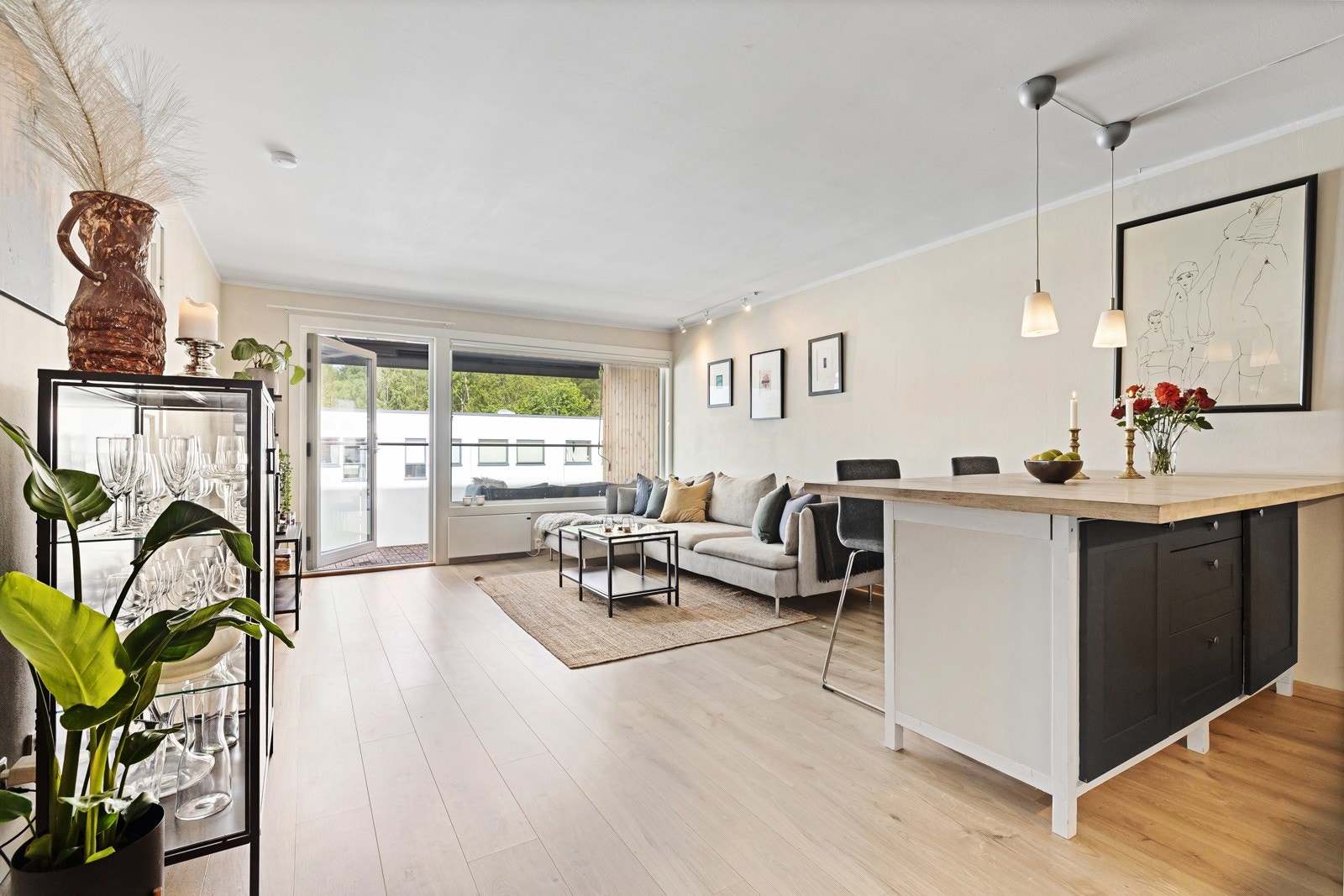 Adkomst fra stuen til nordvestvendt balkong med gode solforhold. Galleribilde