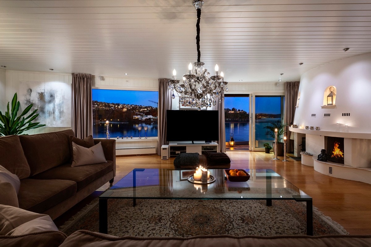 Hovedrommet finner vi i den romslige stuen med store vindusflater. Galleribilde