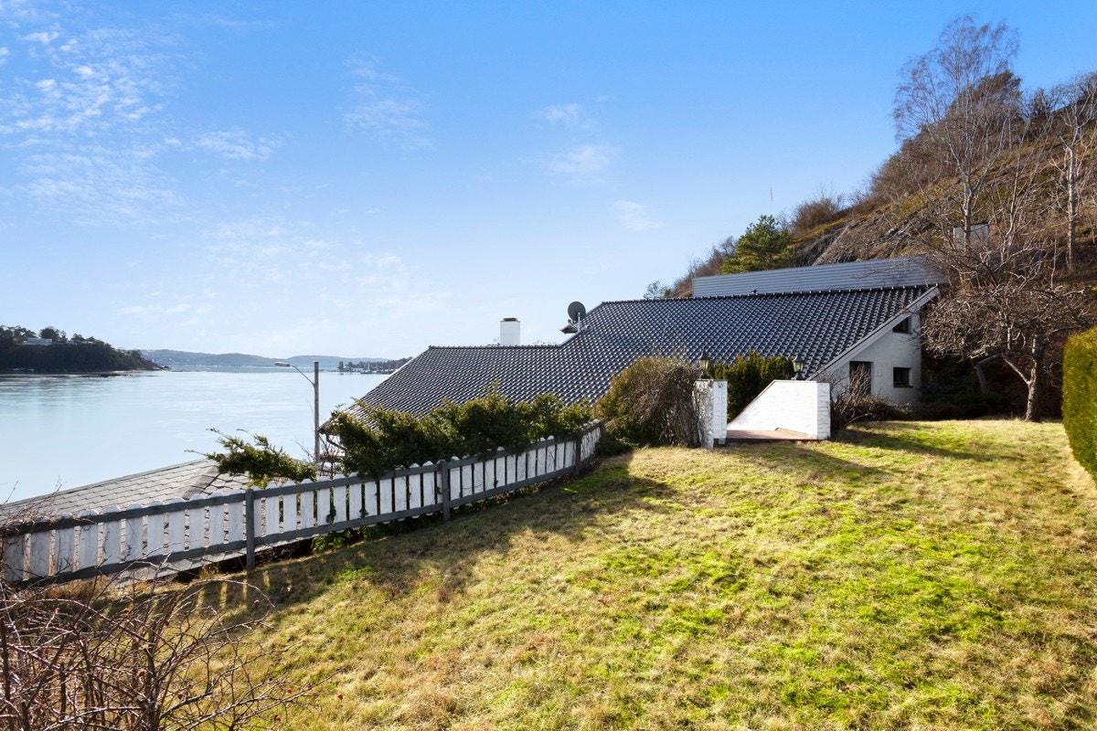 Boligen har også en pen velstelt hageflekk. Galleribilde