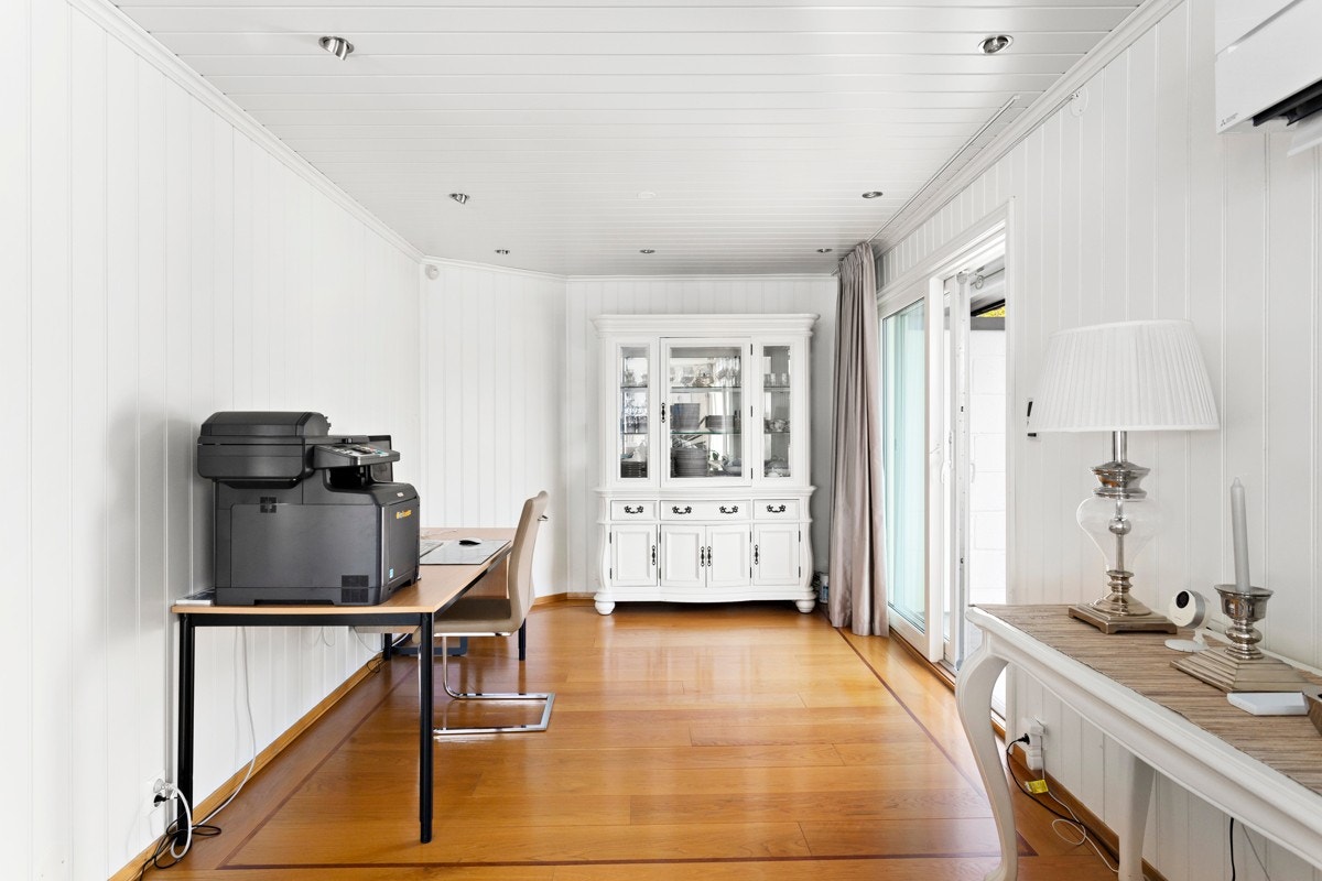 Dagens eiere har innredet en del av stuen som et "kontorhjørne", hvilket er perfekt for tiden vi står i. Galleribilde