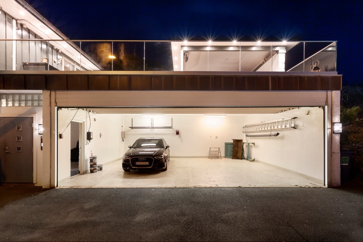 Den største garasjen er på ca. 80m² mens den "mindre" garasjen er på ca. 51m². Galleribilde