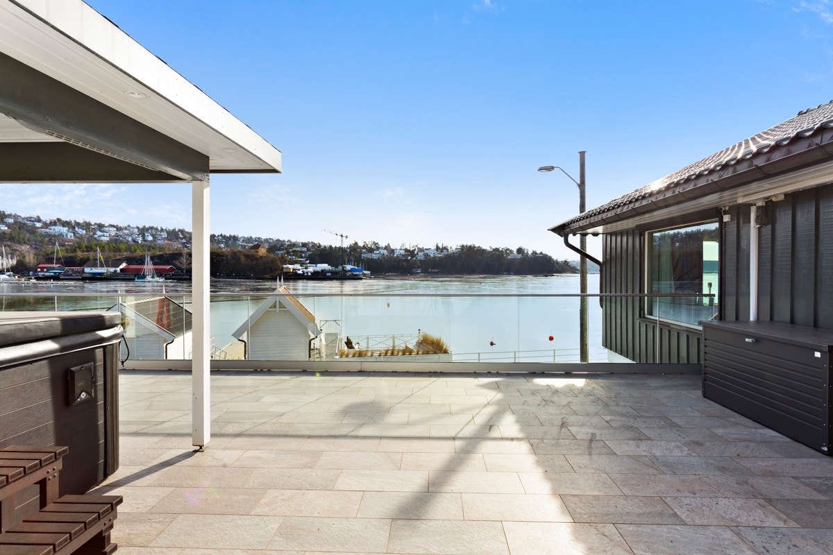 Det er god plass til å innrede etter eget øsnke - kanskje slik at man kan nyte utsikten samtidig som man har muligheten til å koble av! Galleribilde