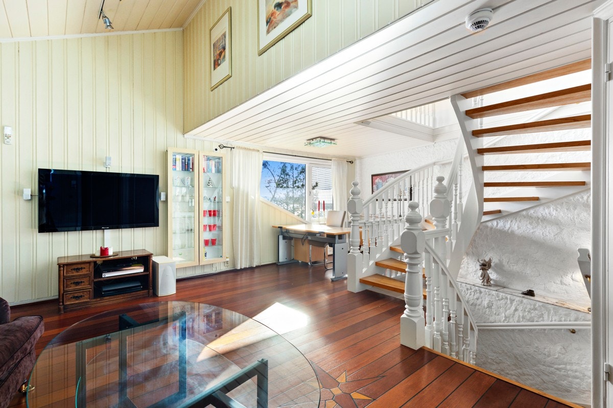 Rommet er lyst og luftig med god takhøyde og plass til å innrede med sofasone og mediemøblement. Galleribilde