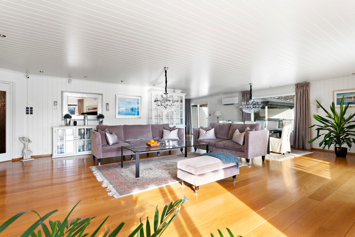 Stuen fungerer også som et utmerket bindeledd mellom kjøkken, uteplass 1 og uteplass 2 Galleribilde