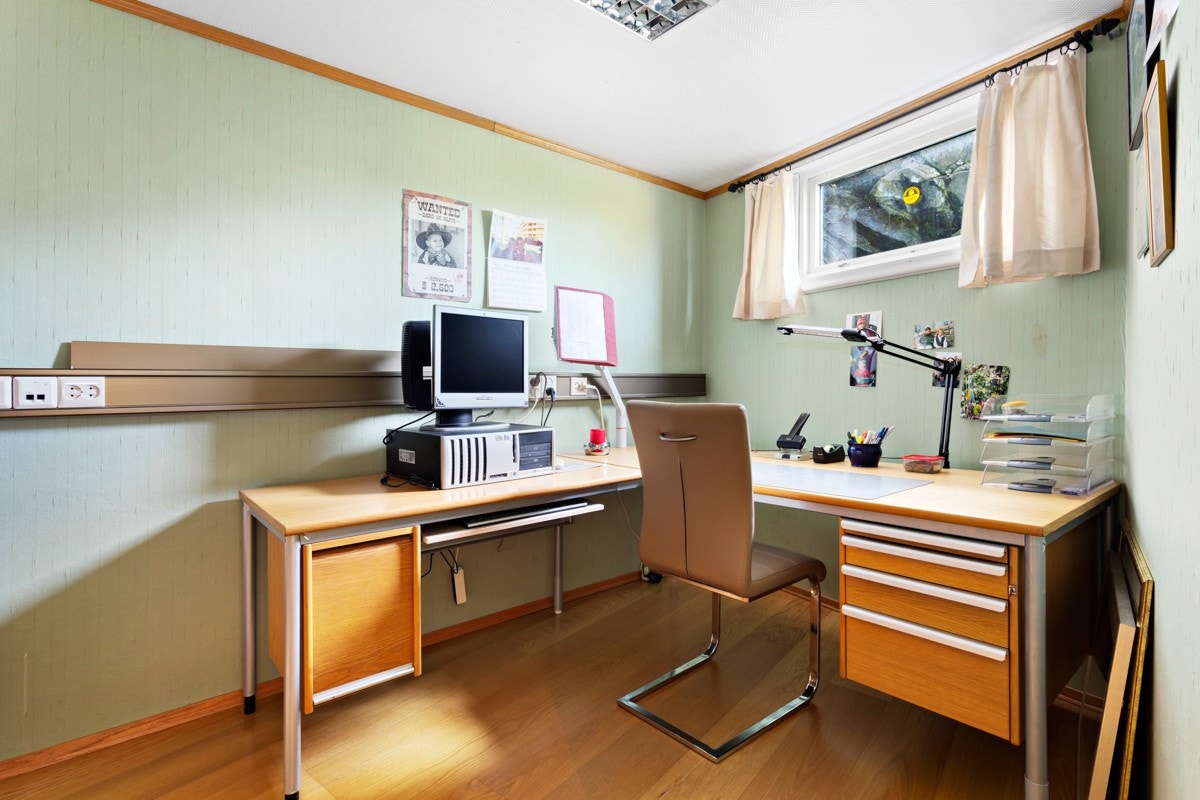 Fra soverommet er det inngang til et kontor med noe eldre kontormøbler. Kontormøblene vil medfølge boligen ved salg. Galleribilde