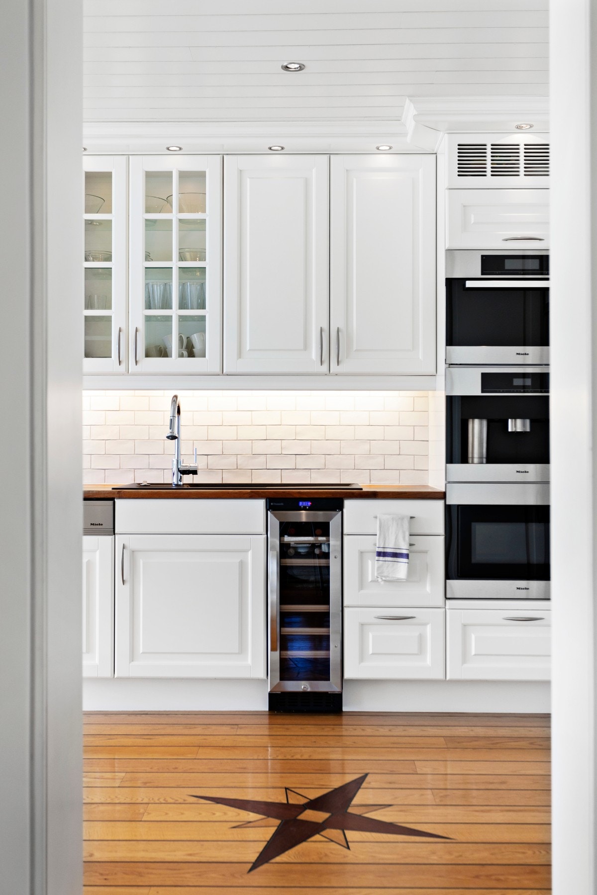 Det er skibsgulv med nater og innfelt kompass i kjøkkengulv. Galleribilde