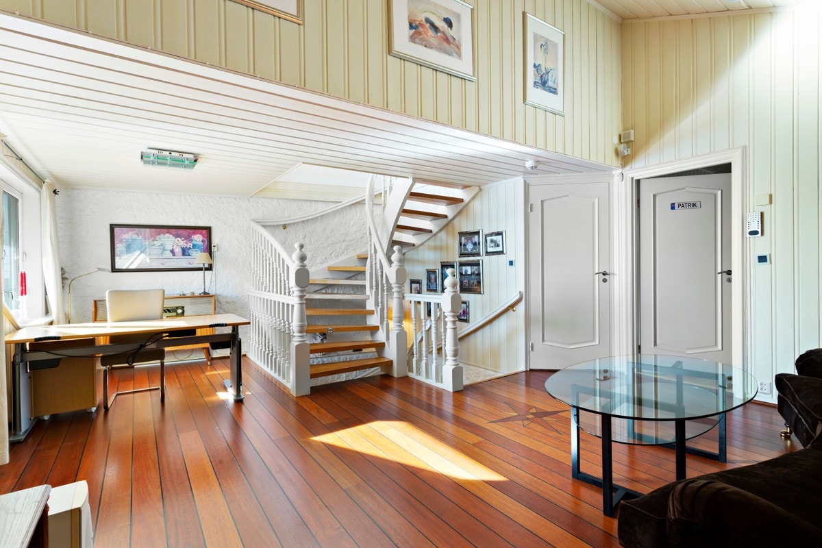 Stuen fungerer som et utmerket bindeledd for 2.etasje med inngang til de fleste rom i etasjen. Galleribilde
