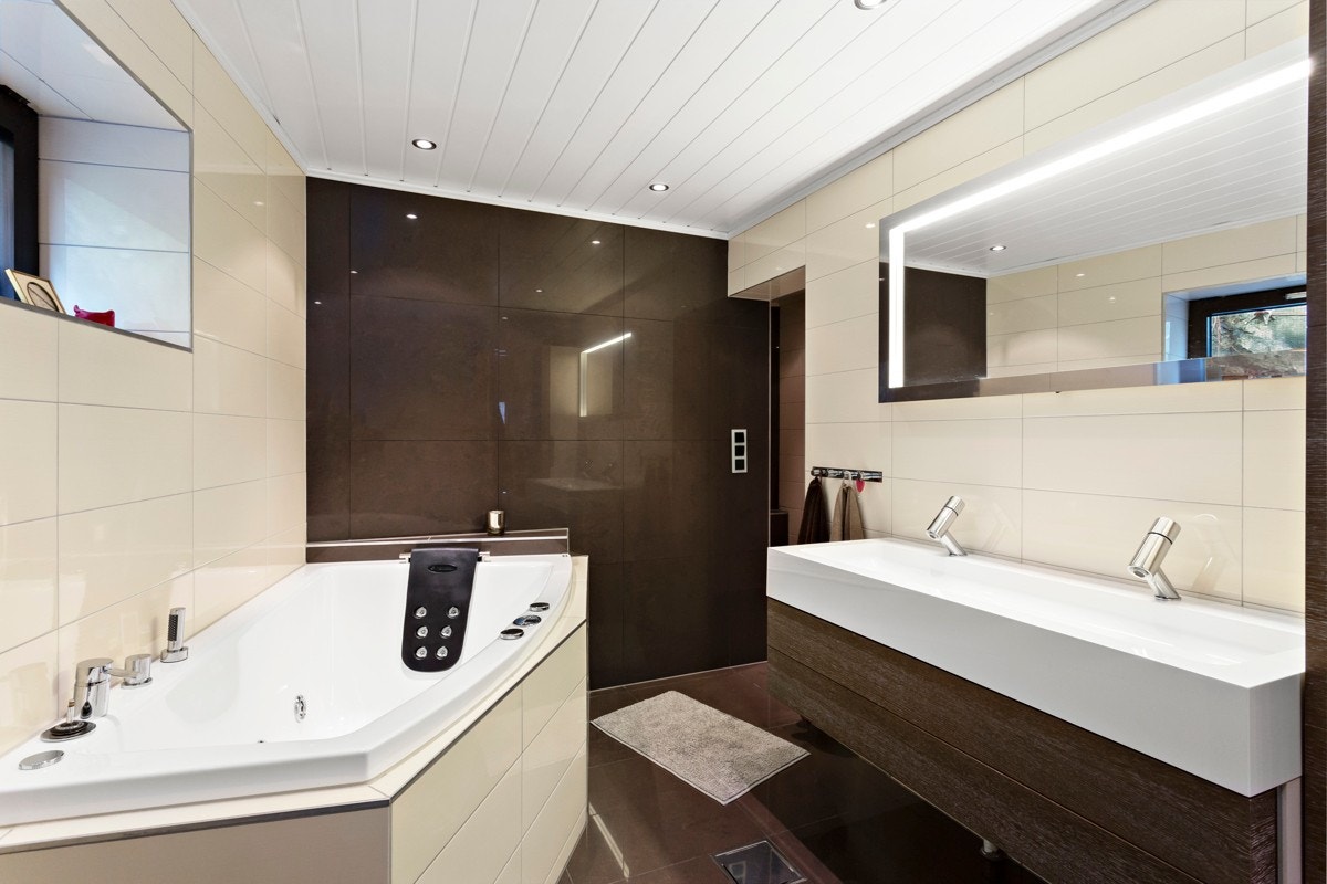 Dusjnisje og badstue er lokalisert med tilknytning til baderommet. Galleribilde