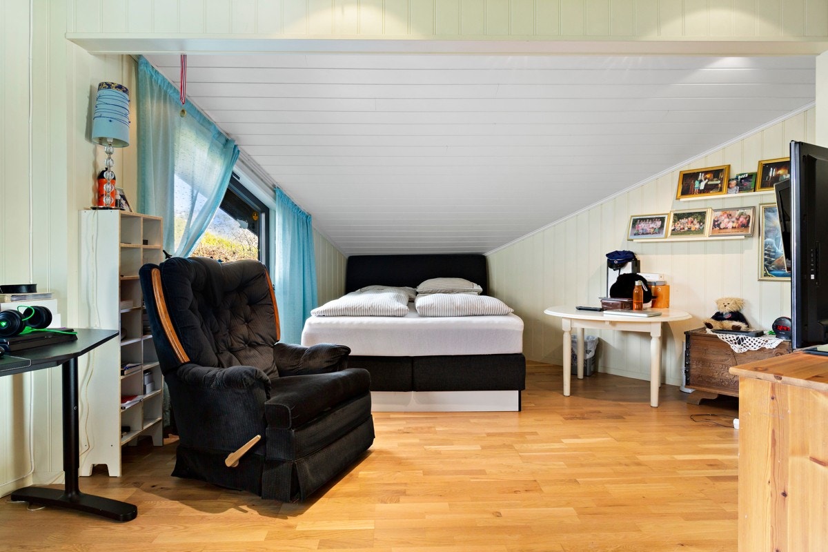 Soverommet er av god størrelse med plass til å innrede med dobbeltseng, nattbord og ytterligere møblement. Galleribilde