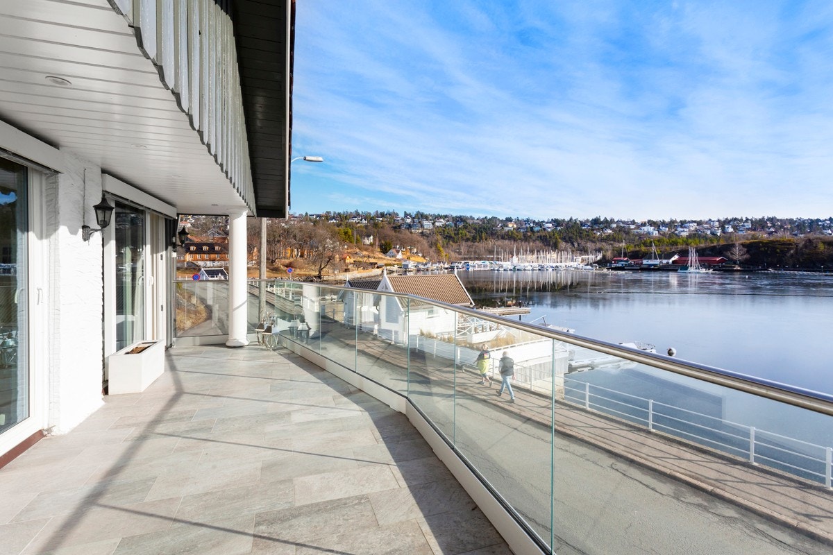 Inviter venner og bekjente hvor du kan benytte deg av totalt 88m² uteplass med utganger fra hovedetasjen. Galleribilde