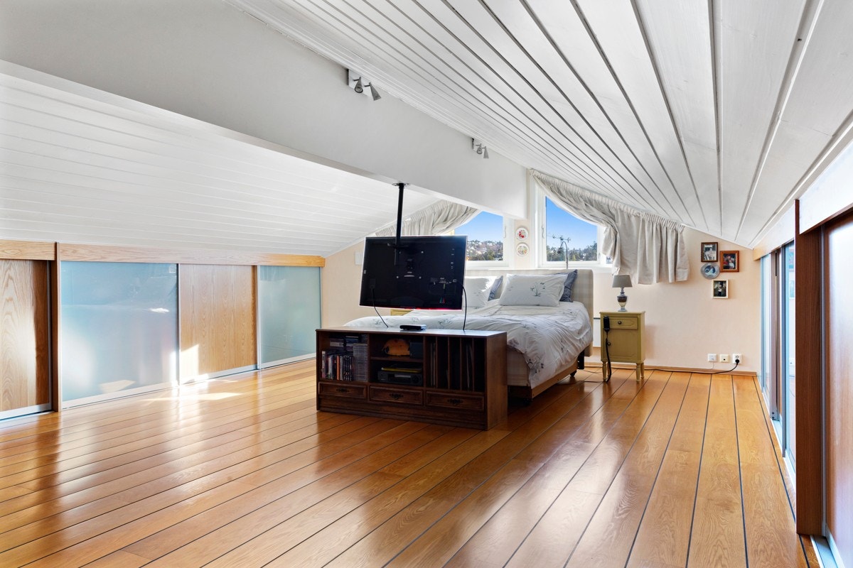 Romslig hovedsoverom som har godt med lagringsplass i garderobeskap ved knevegg. Rommet tilfredstiller ikke krav for varig opphold på grunn av for små vindusflater i forhold til rommets størrelse, men har blitt brukt som et soverom. Galleribilde