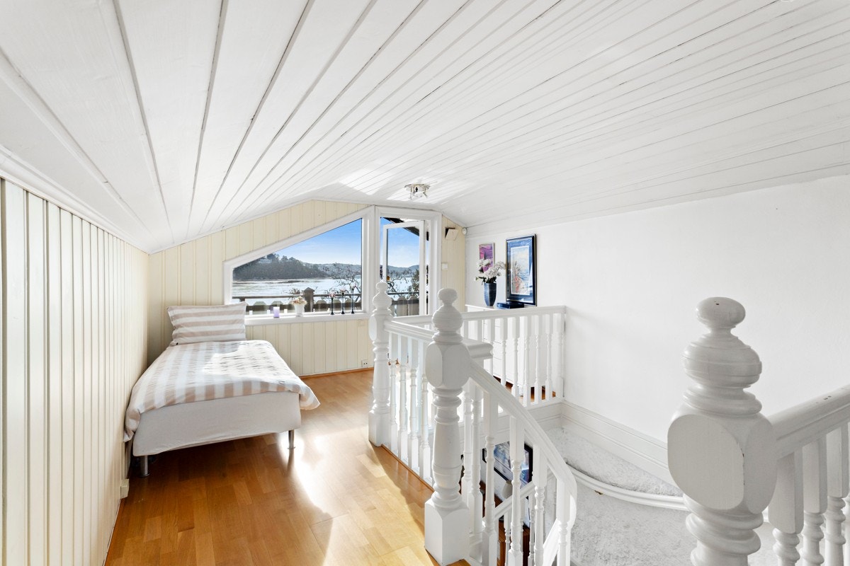 Praktisk loftstue med plass til å innrede med en seng eller en sofa. Galleribilde