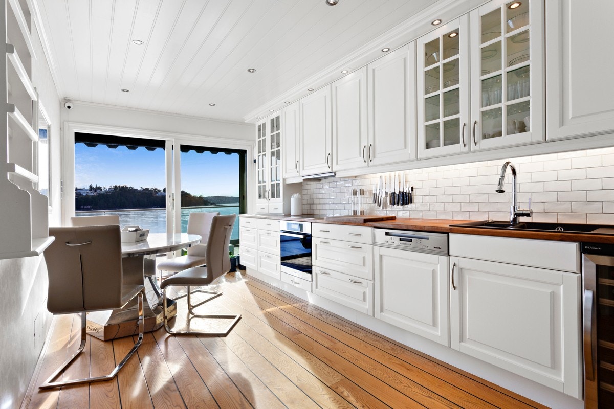 Fra kjøkkenet er det utgang til den ca. 28m² sørøstvendte terrassen. Dette gjør at også dette rommet får rikelig med naturlig lys og luft. Galleribilde