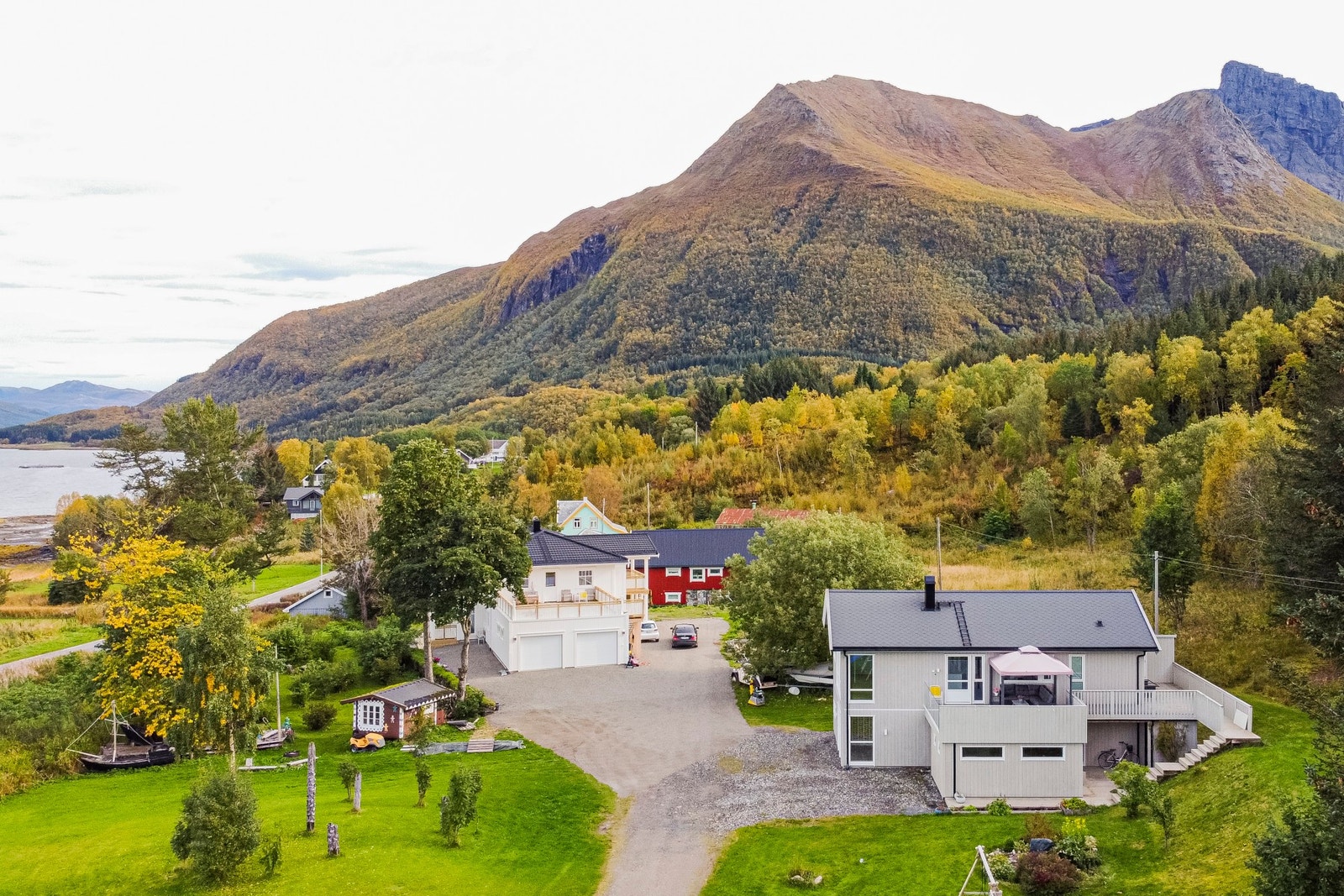 Boligen ligger flott til på Skjelstad på Leines Galleribilde