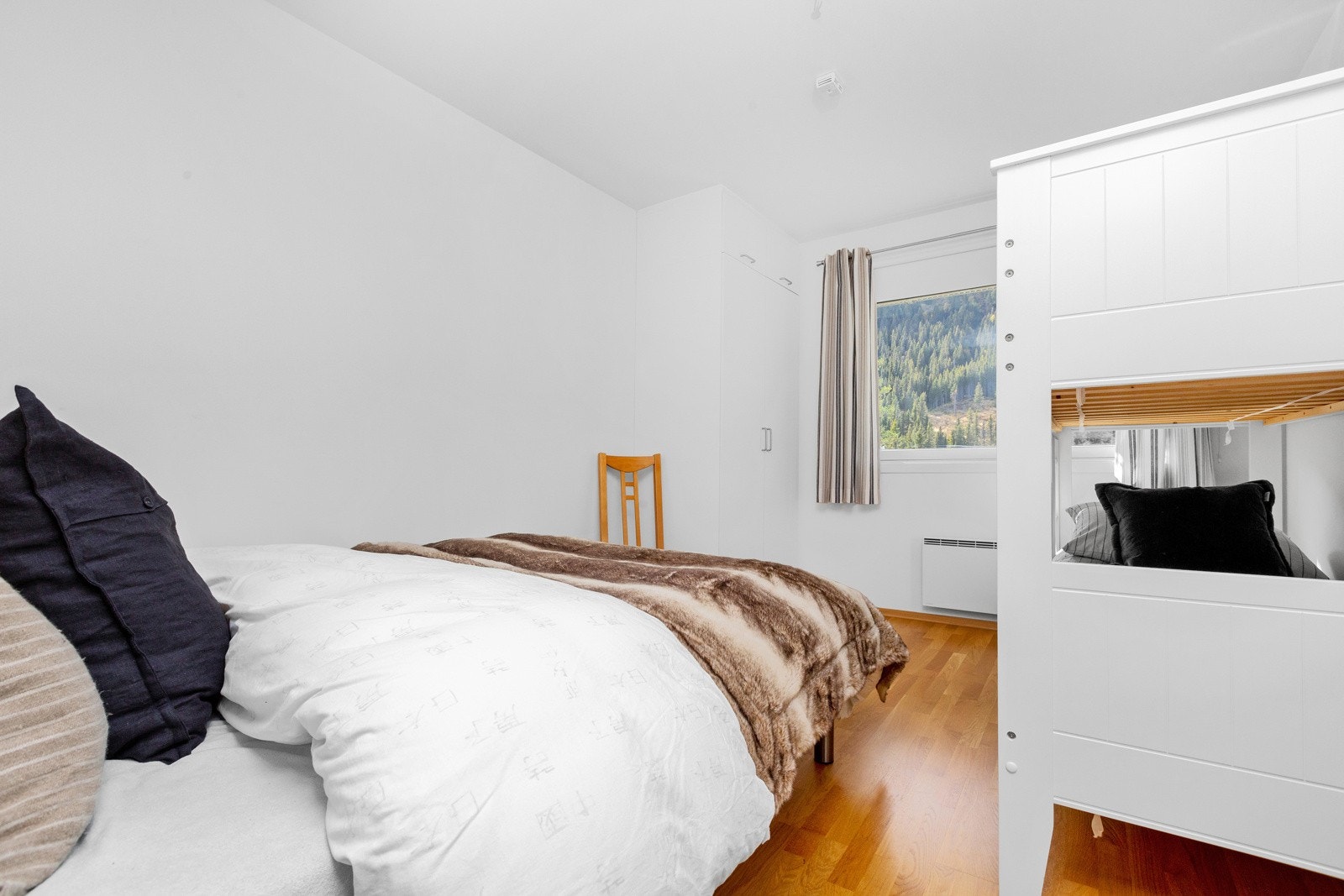 Et av soverommene har plass til dobbeltseng og køyeseng. Galleribilde