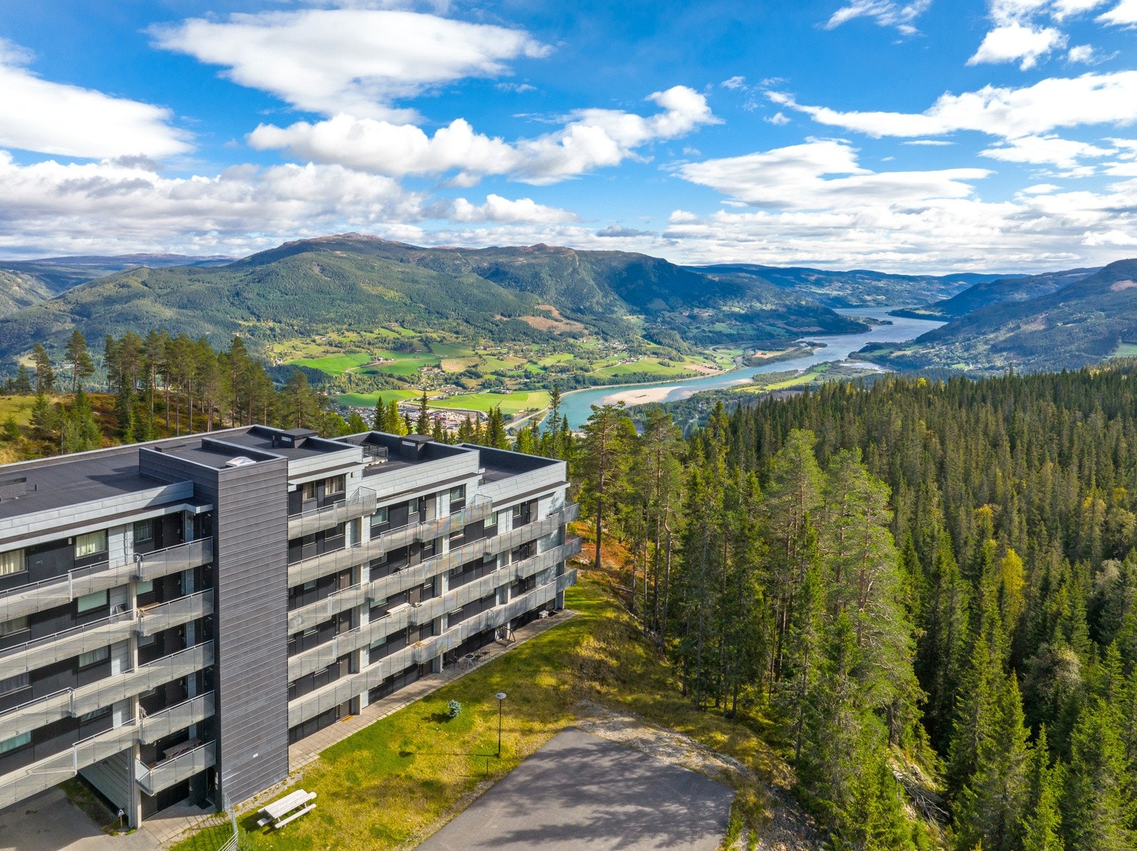 Alpinanlegget er i umiddelbar nærhet av leilighetene med ski inn/ut. Galleribilde