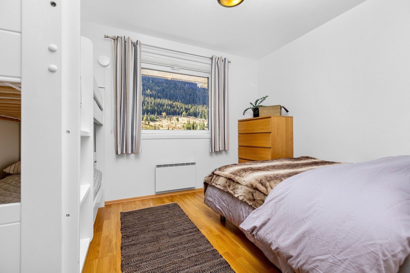 Soverom to er utstyrt med både en enkeltseng og en køyeseng. Galleribilde