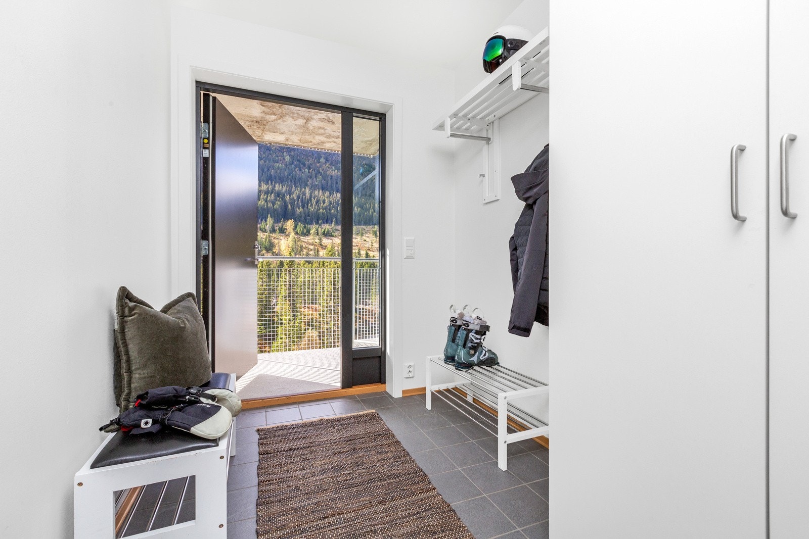 Gangen er flislagt med varmekabler og har garderobeskap og muligheter for å henge fra seg yttertøyet. Galleribilde