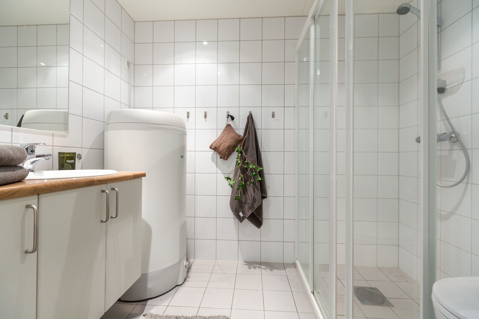 Begge bad med flislagte gulv og vegger, og varmekabler i gulvene Galleribilde