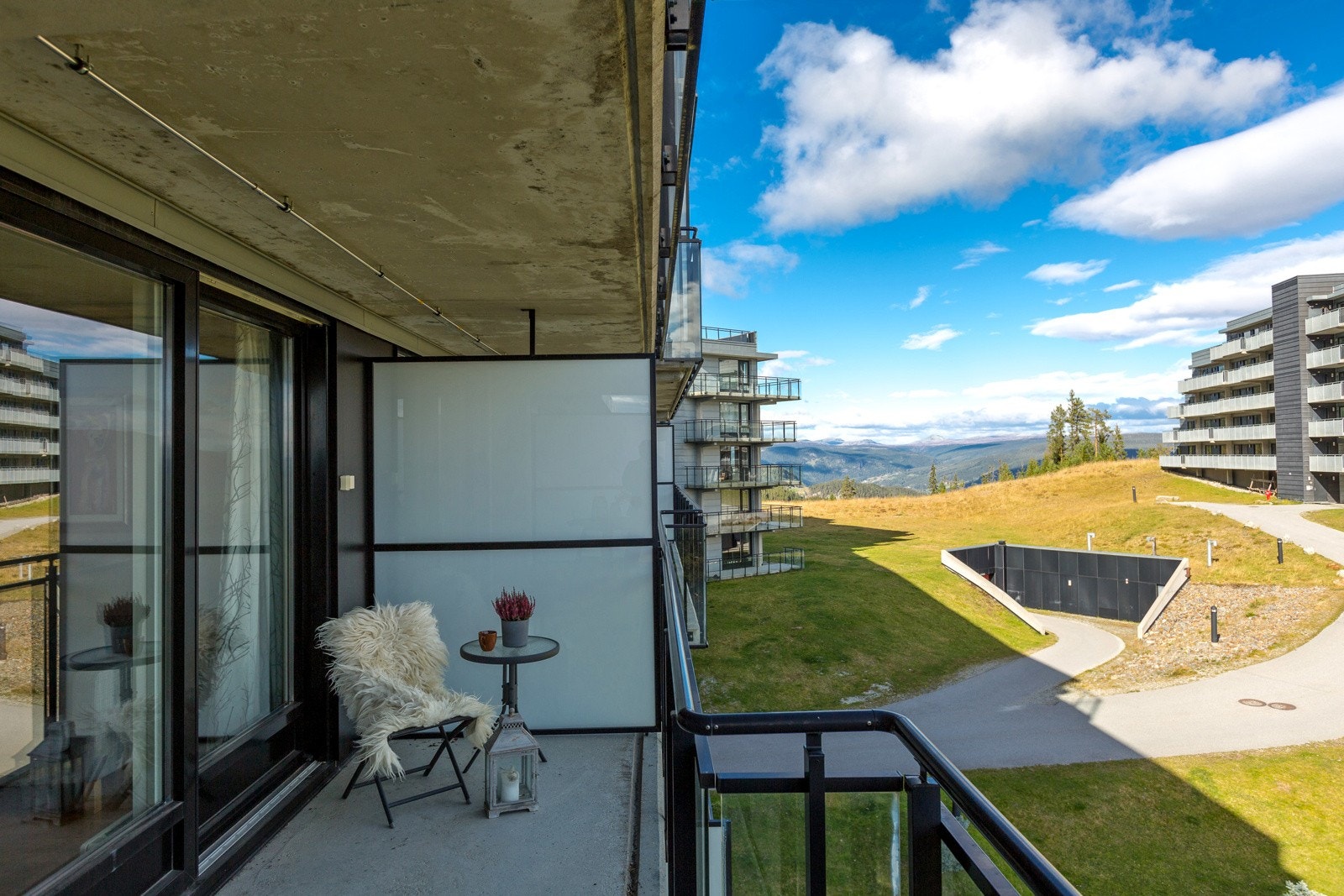 Fin utsikt over friarealet mellom blokkene fra verandaen. Galleribilde