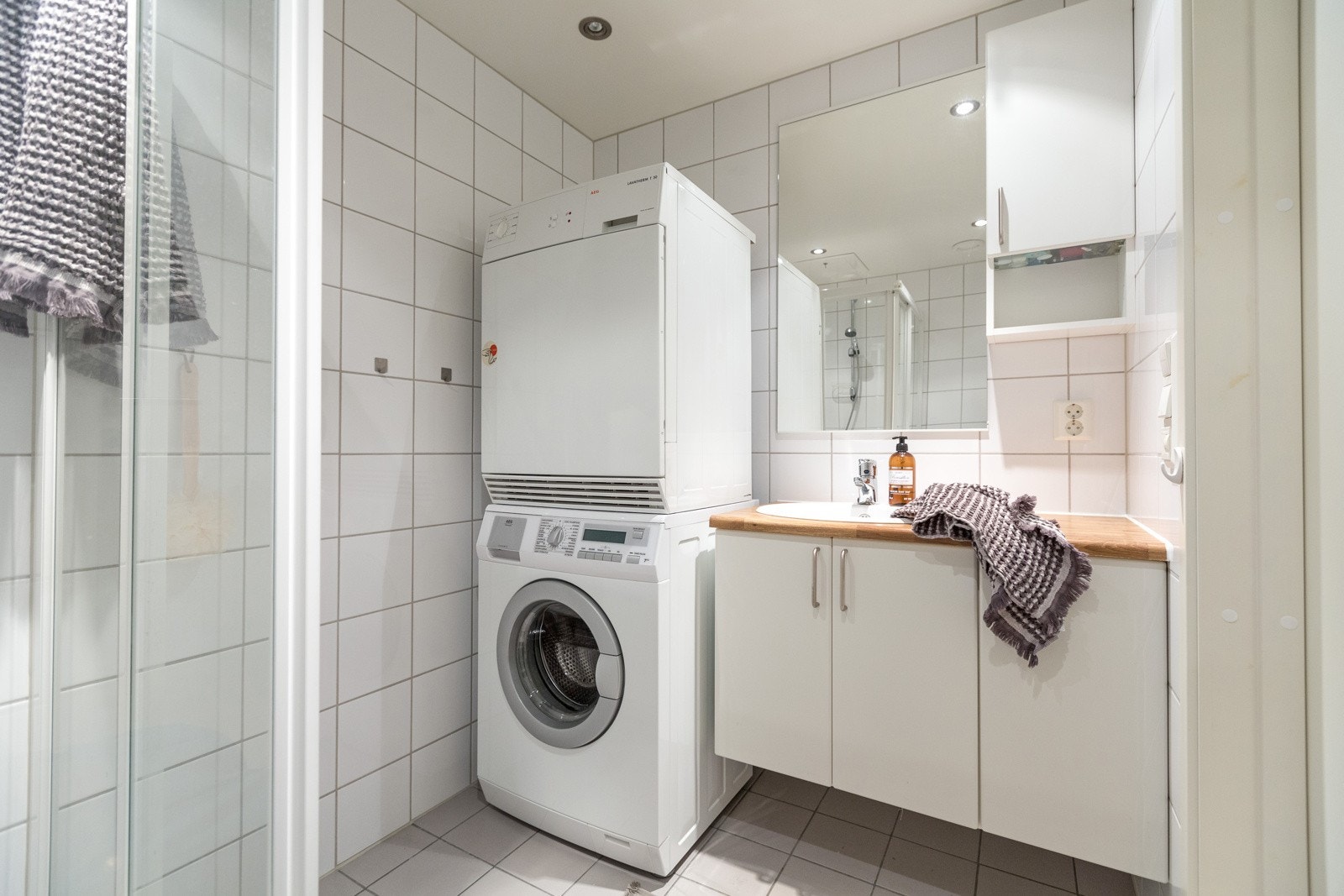 Det ene badet har opplegg for vaskemaskin og tørketrommel Galleribilde