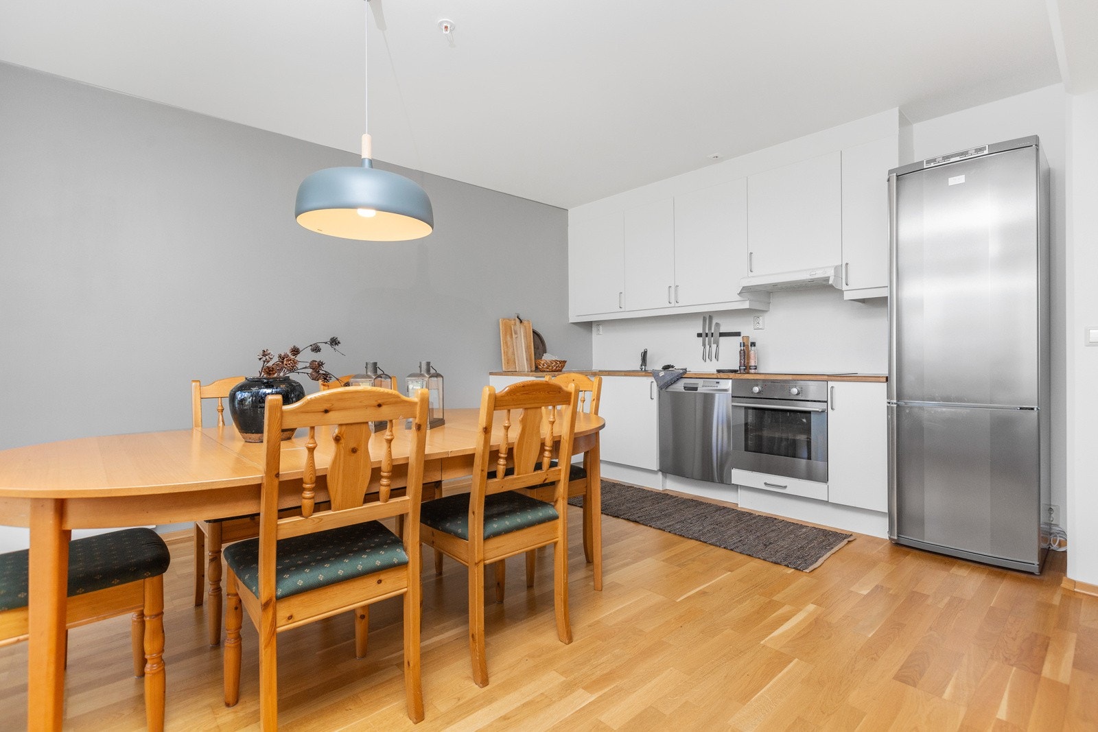 God plass til spisestue i forbindelse med kjøkkenet Galleribilde