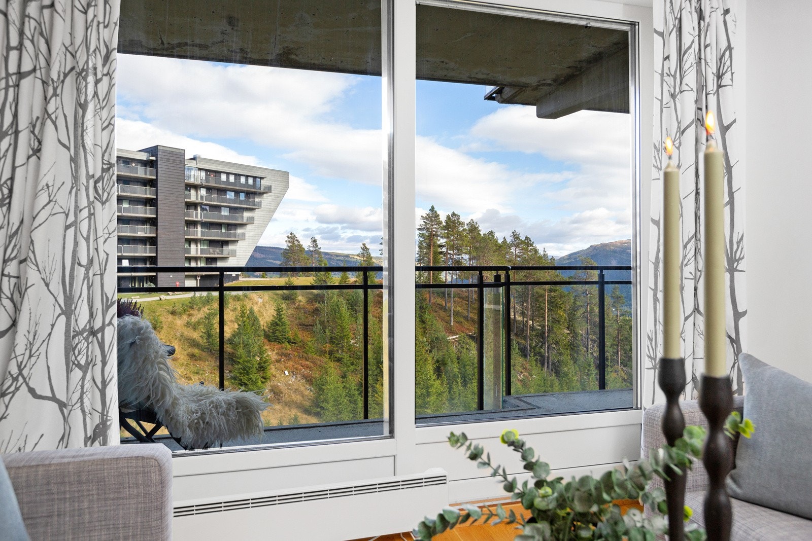 Utgang via doble verandadører og ut til takoverbygd balkong. Galleribilde